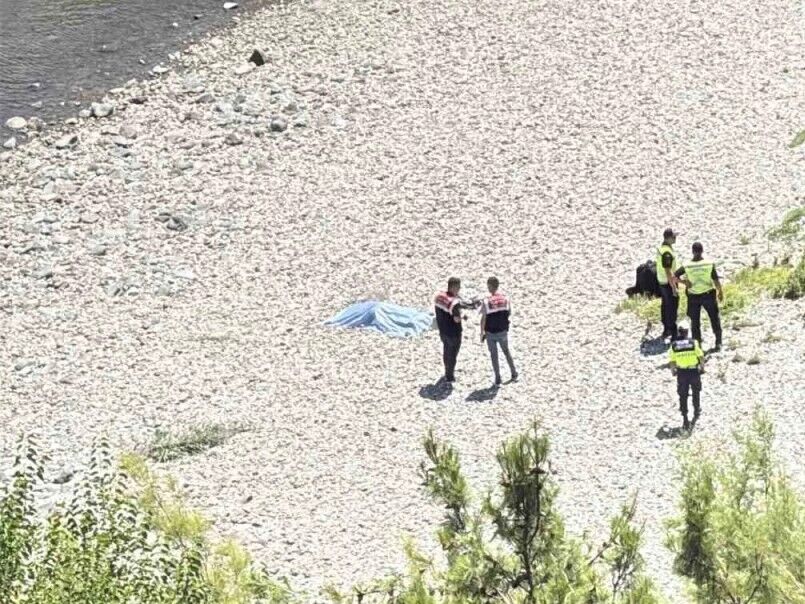 Genç kız ve kuzeni boğularak can verdi! Cenazenin yerini kuşlar gösterdi