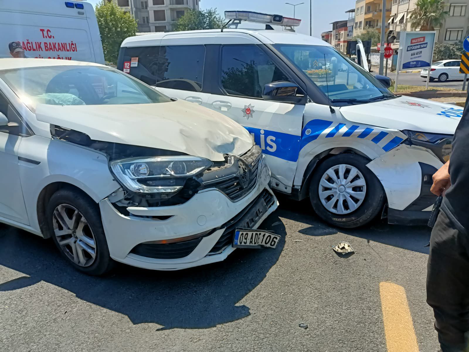 Nazilli’de kontrolsüz çıkış kazaya yol açtı! 2 polis yaralandı