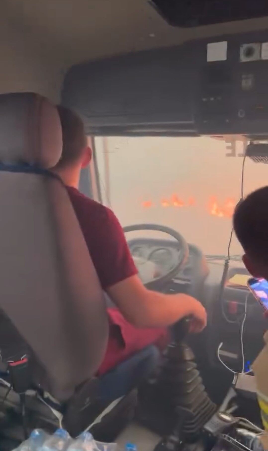 Alevler arasında korku dolu anlar! Ekipler yangının ortasında kaldı
