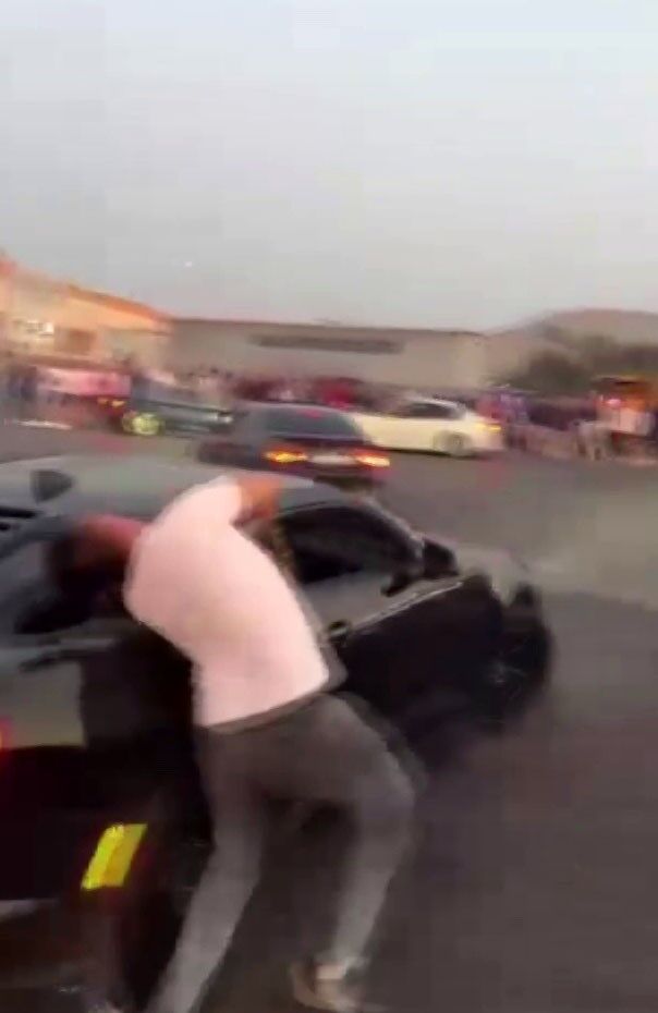 Drift yapan araçları çekerken canından oluyordu! O anlar kameralara yansıdı