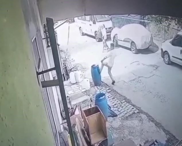 Mahallede 70 yaşındaki kadını darbedip camlarını kırdılar! Nedenini duyanlar inanmak istemedi