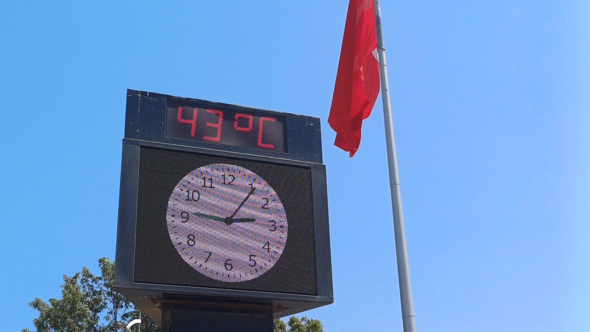 Aydın’da kavurucu sıcaklar devam ediyor! Vatandaş sığınacak gölge aradı