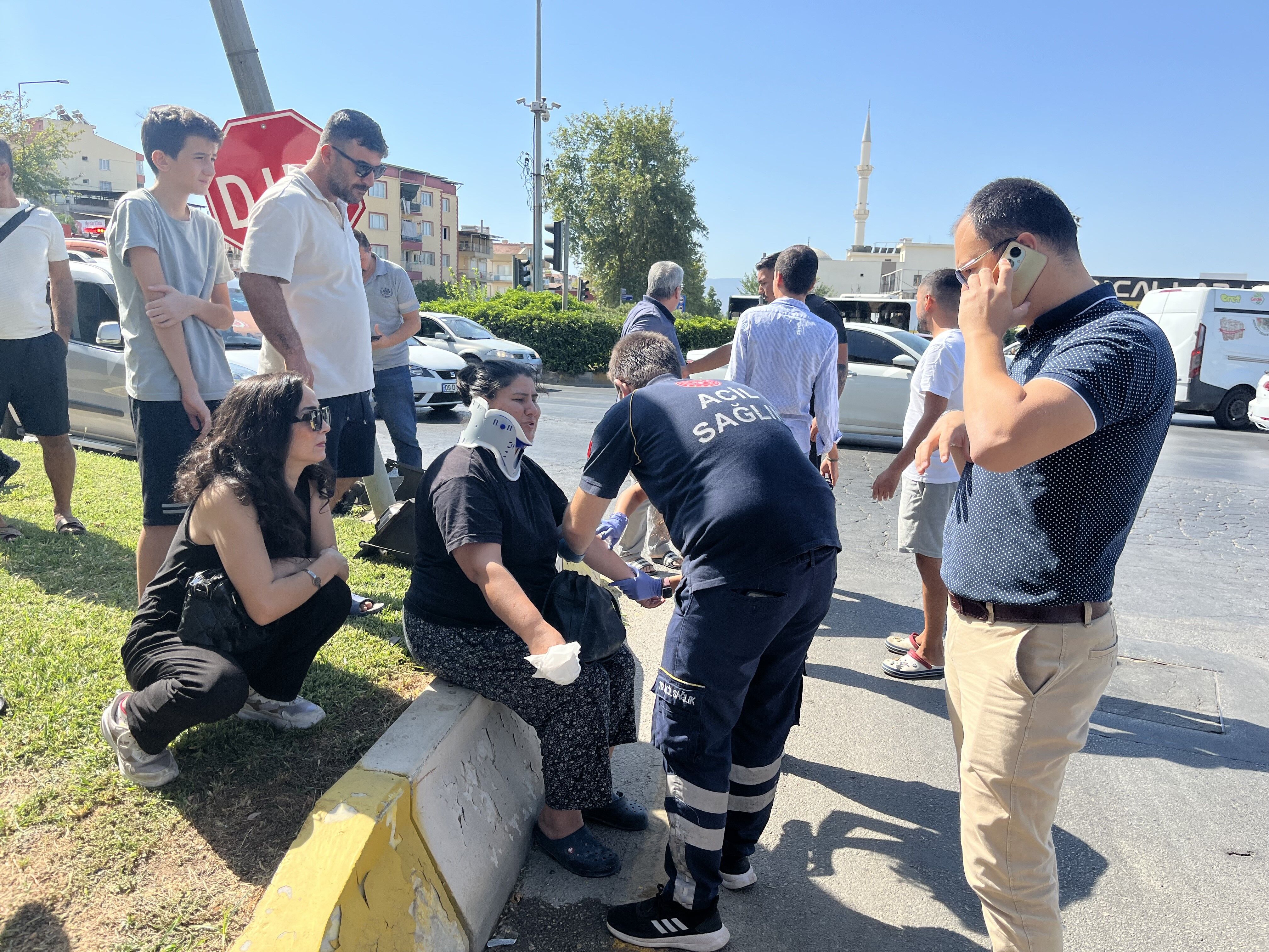 Aydın’da otomobil ani fren yaptı! 2 kişi ölümden döndü