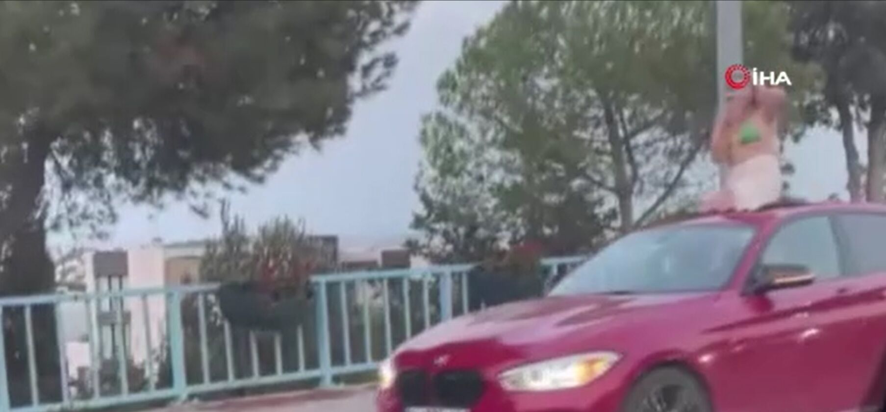 Bikinili kadın aracın üstüne çıktı! Uygunsuz hareketleri ile trafiği alt üst etti