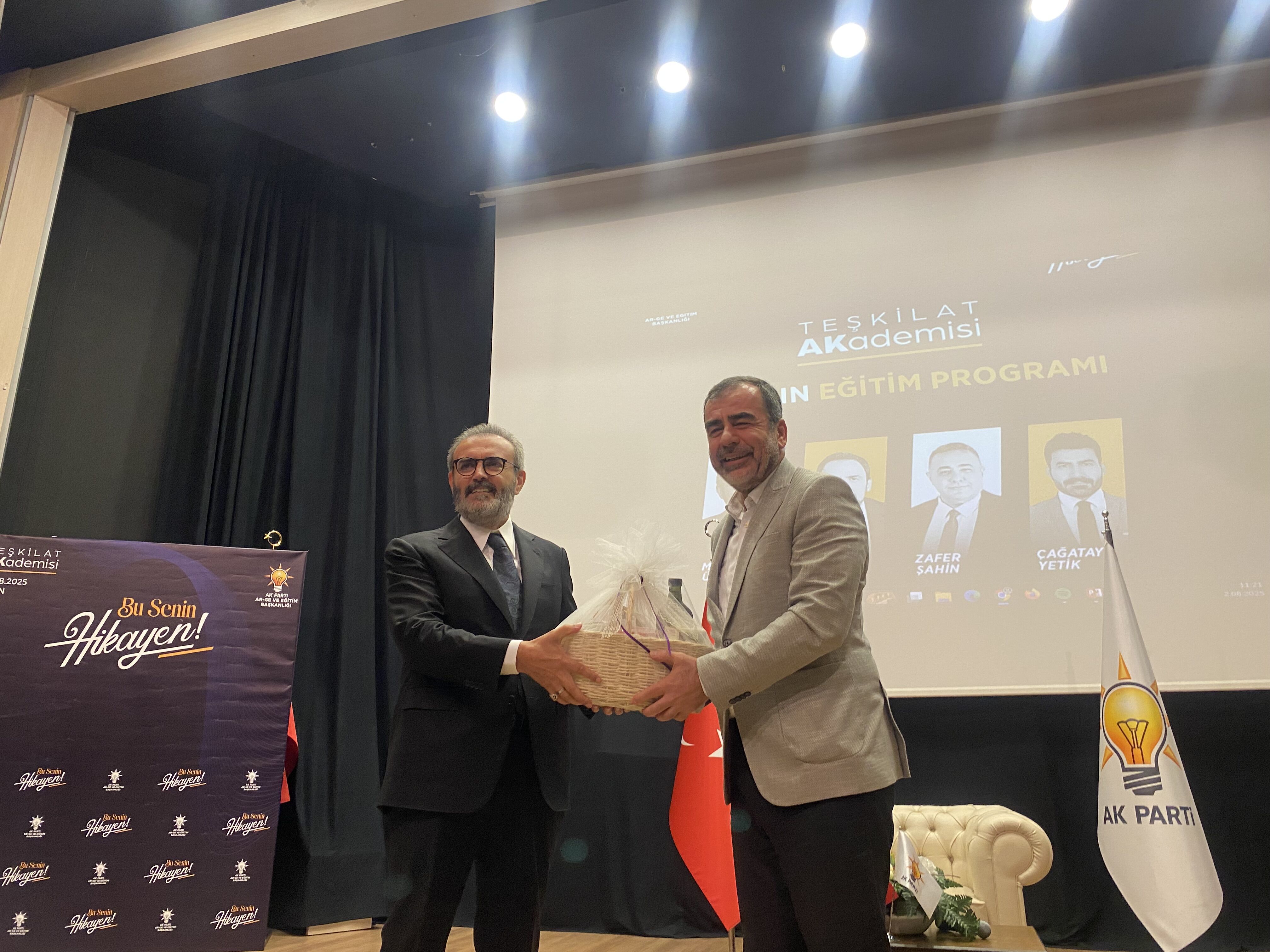 Ak Parti Aydin Egitim Programinda Bulustu Mahir Unali Agirladilar 588201 7F78421E6C4884De8D049F1750F561F5