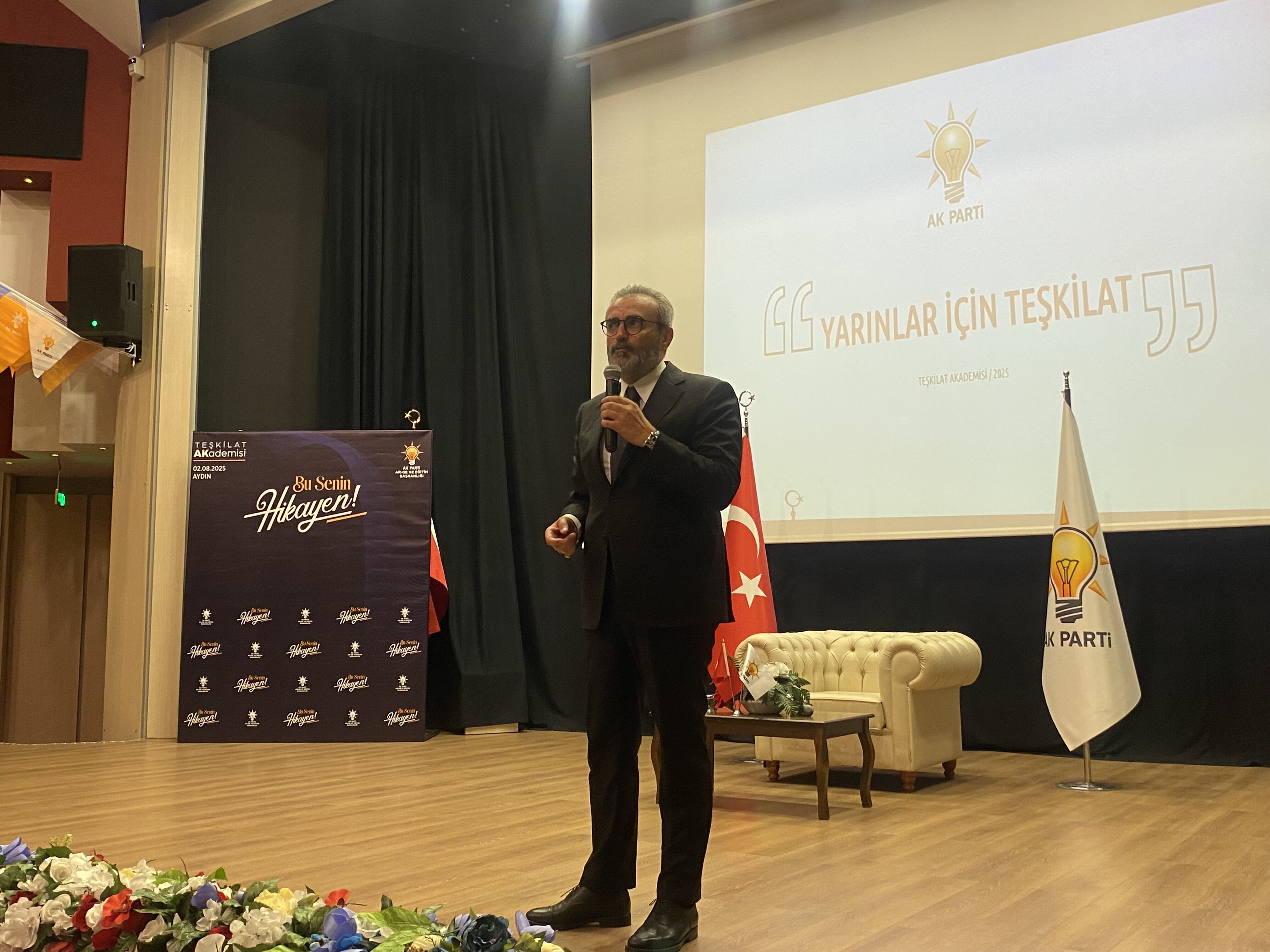 Ak Parti Aydin Egitim Programinda Bulustu Mahir Unali Agirladilar 588201 E975Ad20C3A3C1D33Be00F0C55F8F388