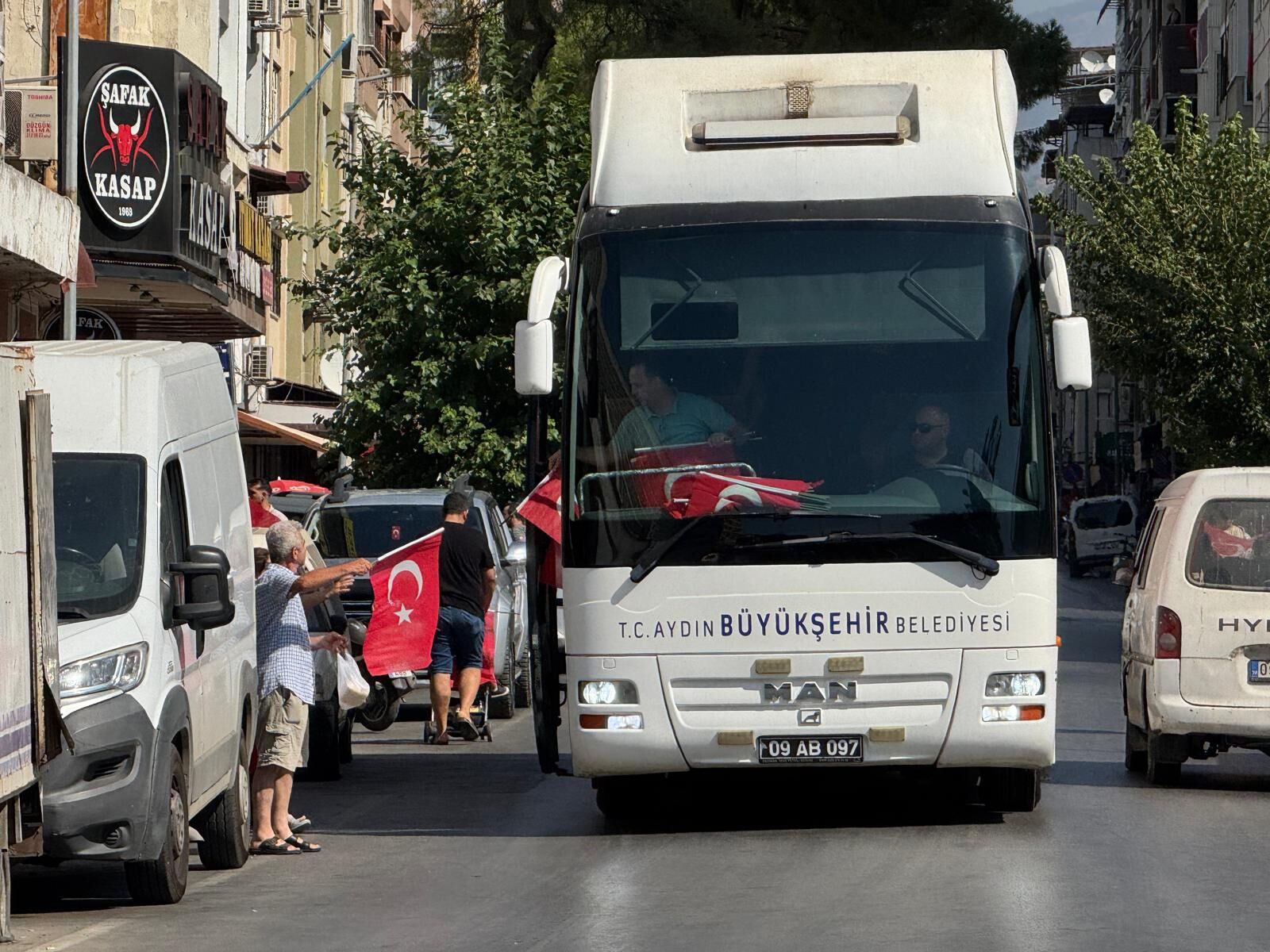 Aydin Buyuksehir Belediyesi 30 Agustos Coskusunu Kent Sokaklarina Tasidi Marslarla Suslenen Otobus Bayrami Ilce Ilce Dolasti 595347 8Ea777E271Cb0000A5011410B0Cc7A74