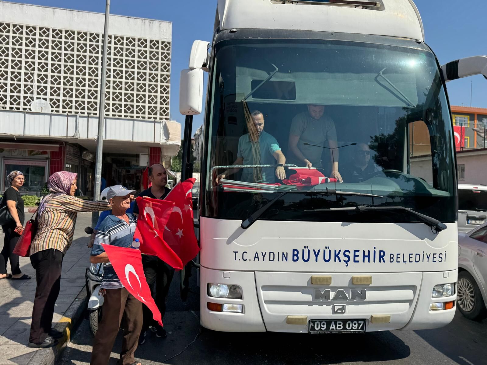 Aydin Buyuksehir Belediyesi 30 Agustos Coskusunu Kent Sokaklarina Tasidi Marslarla Suslenen Otobus Bayrami Ilce Ilce Dolasti 595347 C4466D708C3E261Abc84Aa3D5Bb94B2D
