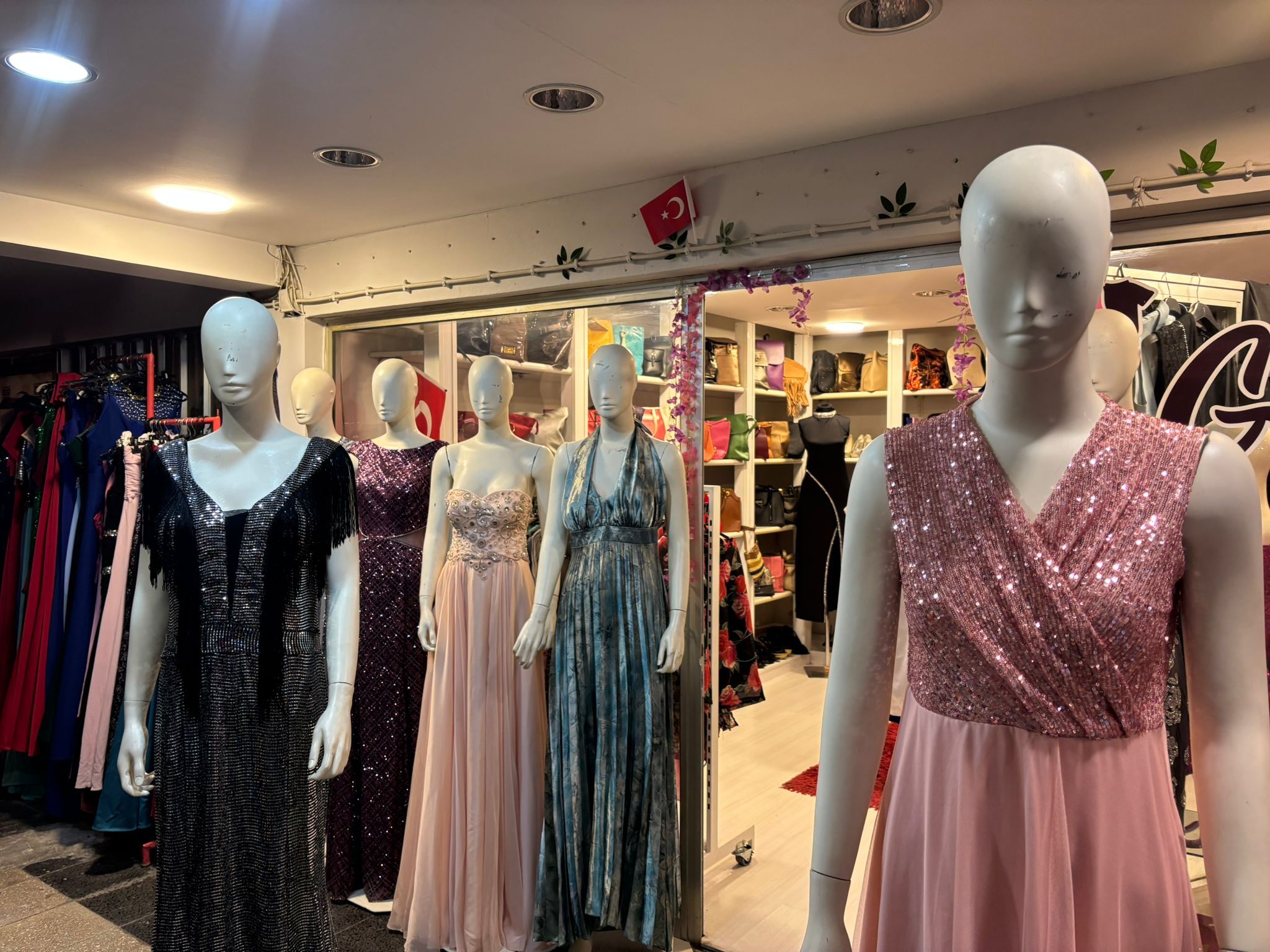 Aydinda Ikinci El Kiyafet Dikkat Cekti Kizlarin Egitimi Icin Magaza Acti 592744 D7991459Fdf7Af25D067613Bd5A91B41