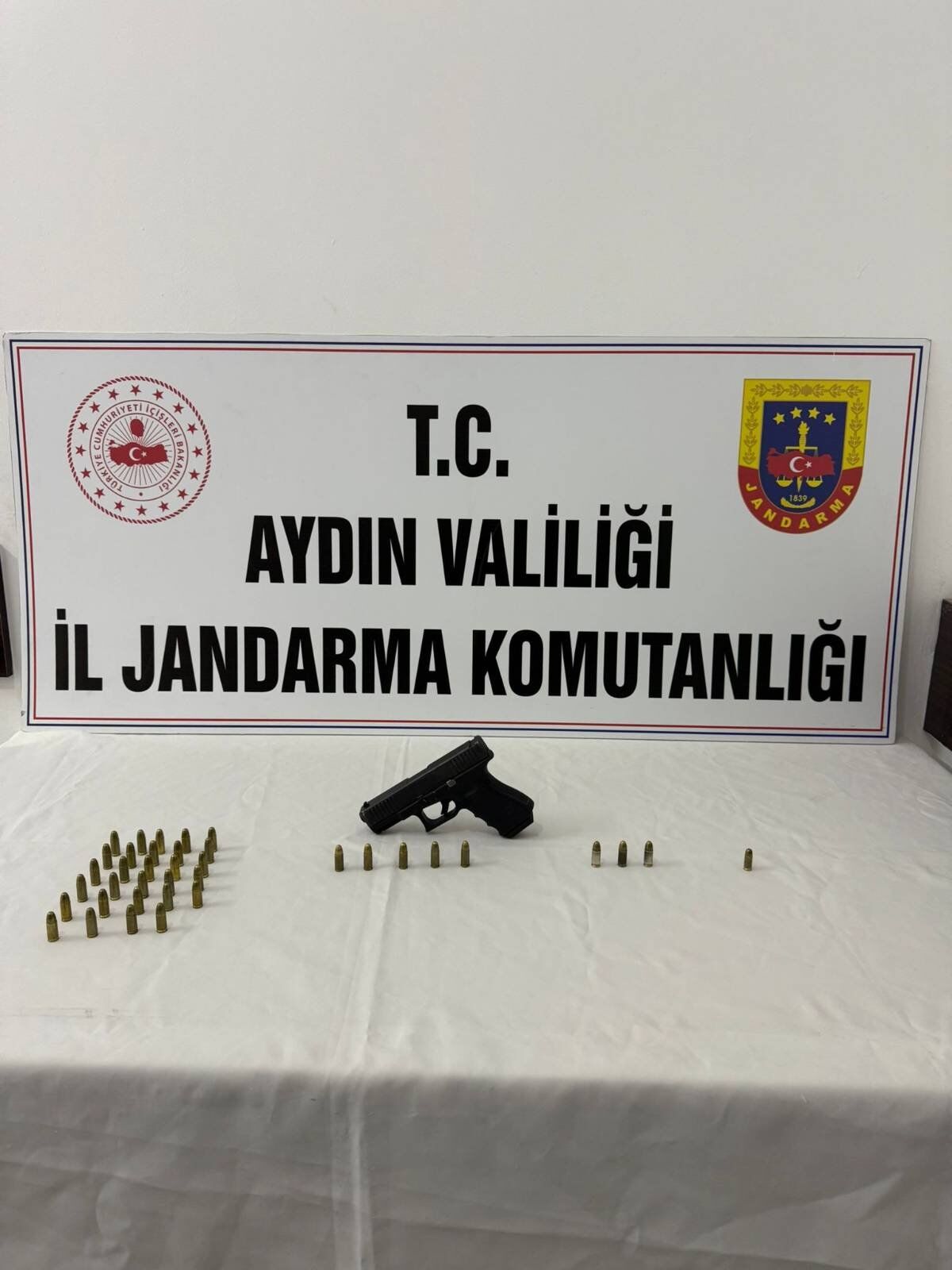 Aydinda Ruhsatsiz Silah Operasyonu 4 Kisi Yakalandi 592249 8Adc97D2Cc2A2Cf3543052Ec99F35596