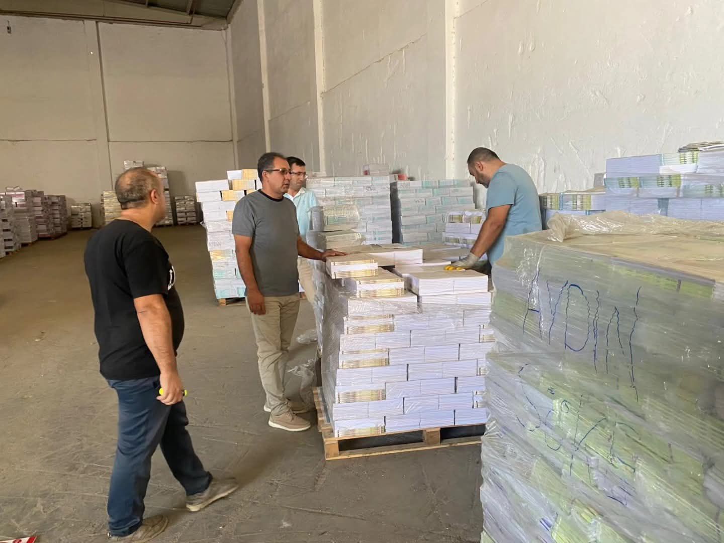 Söke İlçe Milli Eğitim Müdürü Şerafettin Yapıcı ve Şube Müdürü Kamil Tehtap, ders kitapların depolandığı alanlarda incelemelerde bulundu.