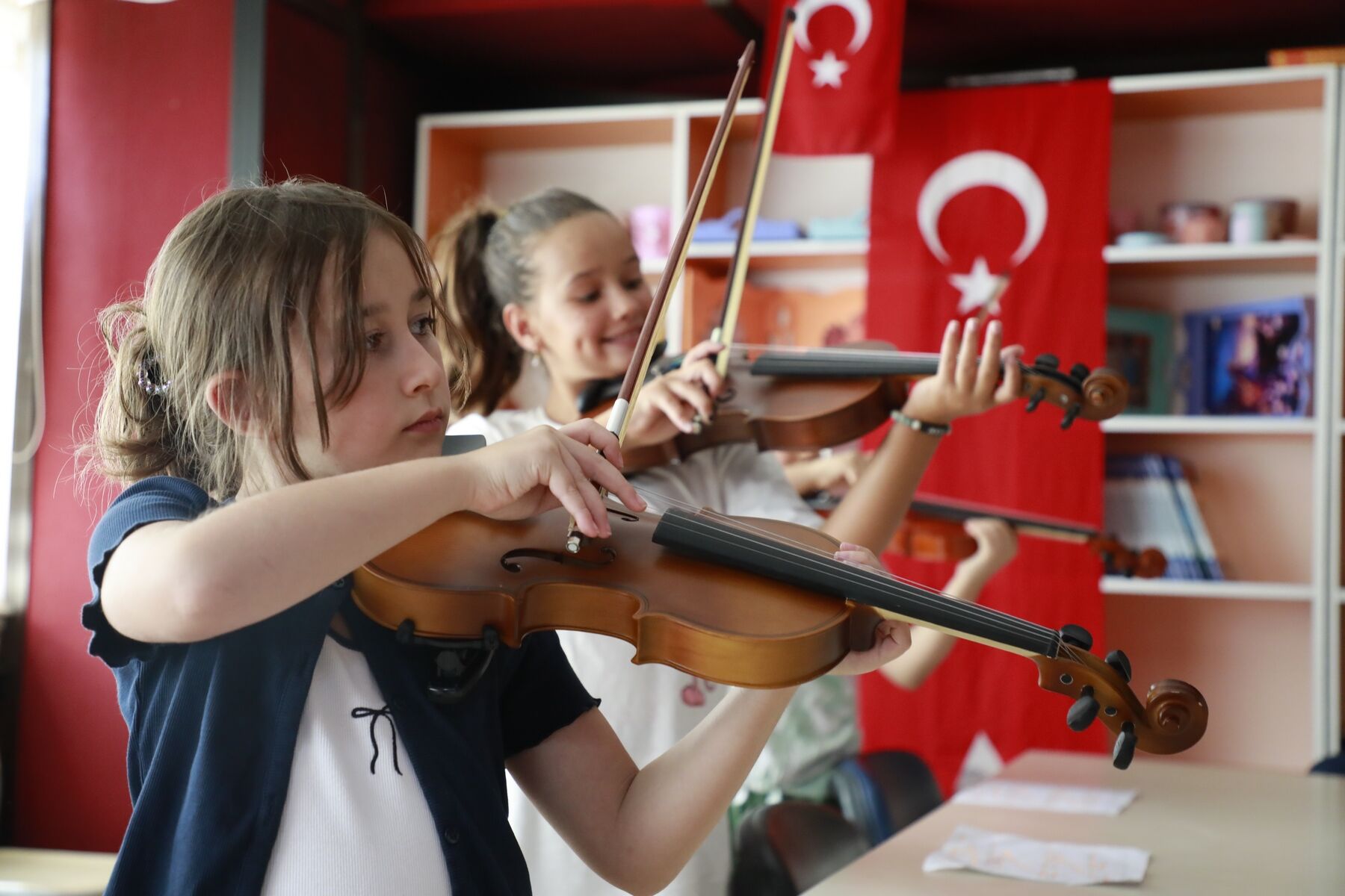 Başkan Çerçioğlu ile Aydınlı minikler keman öğreniyor