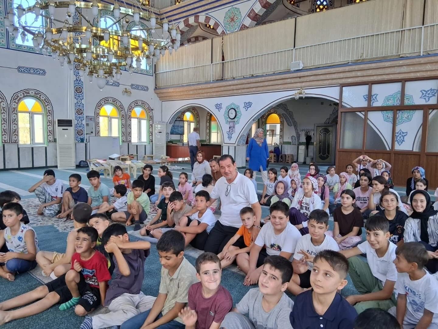 Efeler’de yaz Kur’an kursu öğrencilerine dondurma ikramı