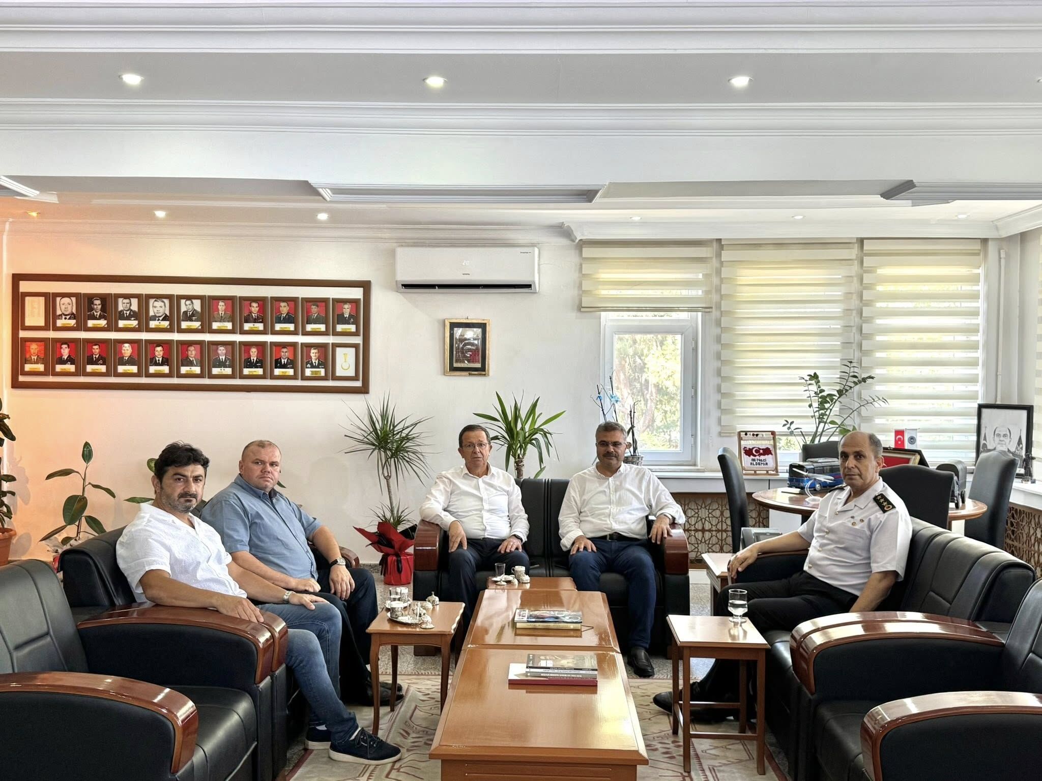Komutan Aldemirden Aydina Veda Ak Partili Omer Ozmenden Aldemire Anlamli Ziyaret 589444 Cfe9A4D0Ccd9685E3Ccc711Dbf3F09Fe