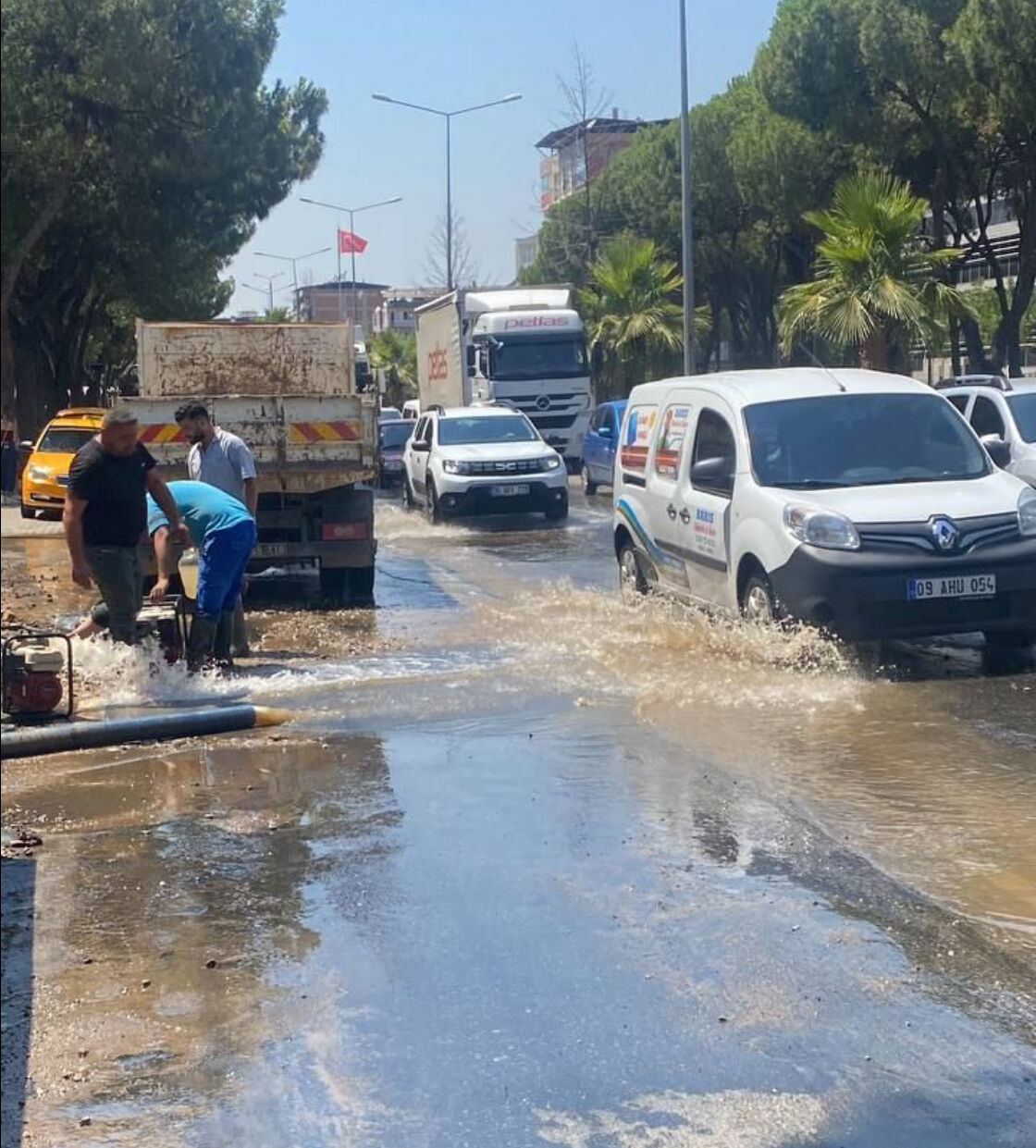 Nazilli’de su borusu patladı: ASKİ müdahale etti