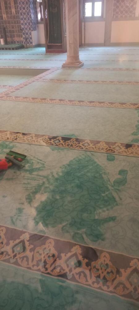 Camide gençlerden utandıran davranış! Cemaat yokken kızlı erkekli girip yaptıkları tepki topladı