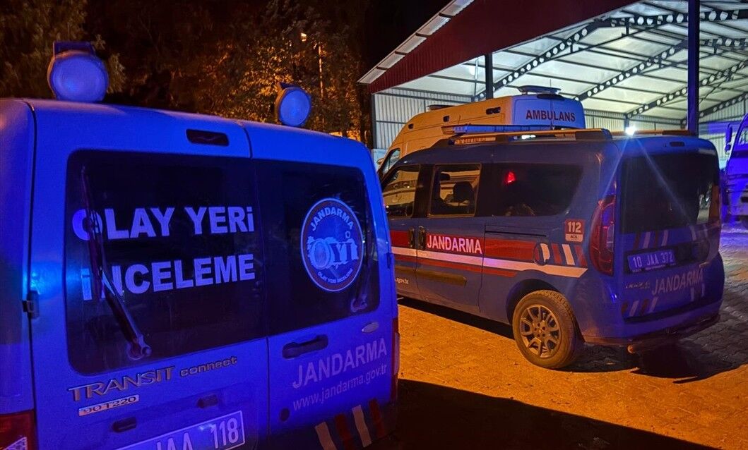 Kocalar evde dehşet saçtı! Eşlerini boğazlarını keserek öldürdüler