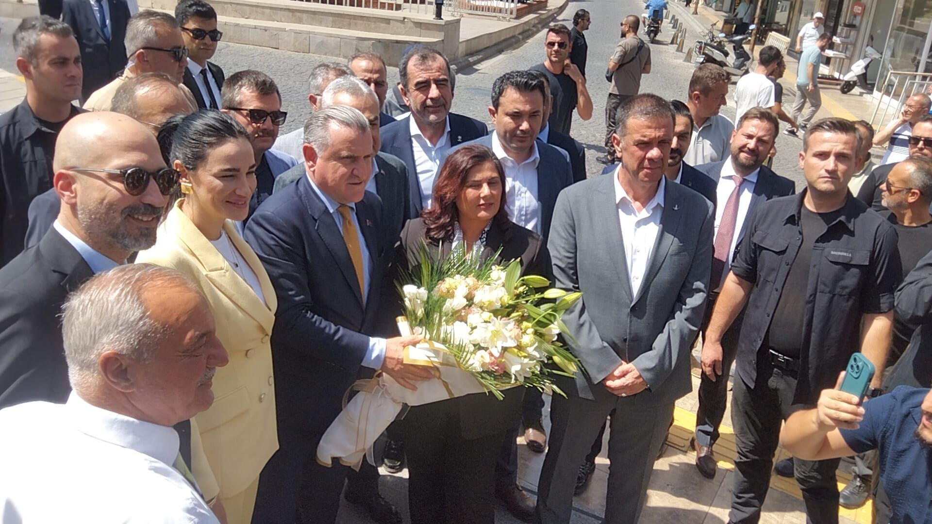 Yıllar sonra büyükşehirde bir ilk! Bakan Osman Aşkın Bak sarı binada