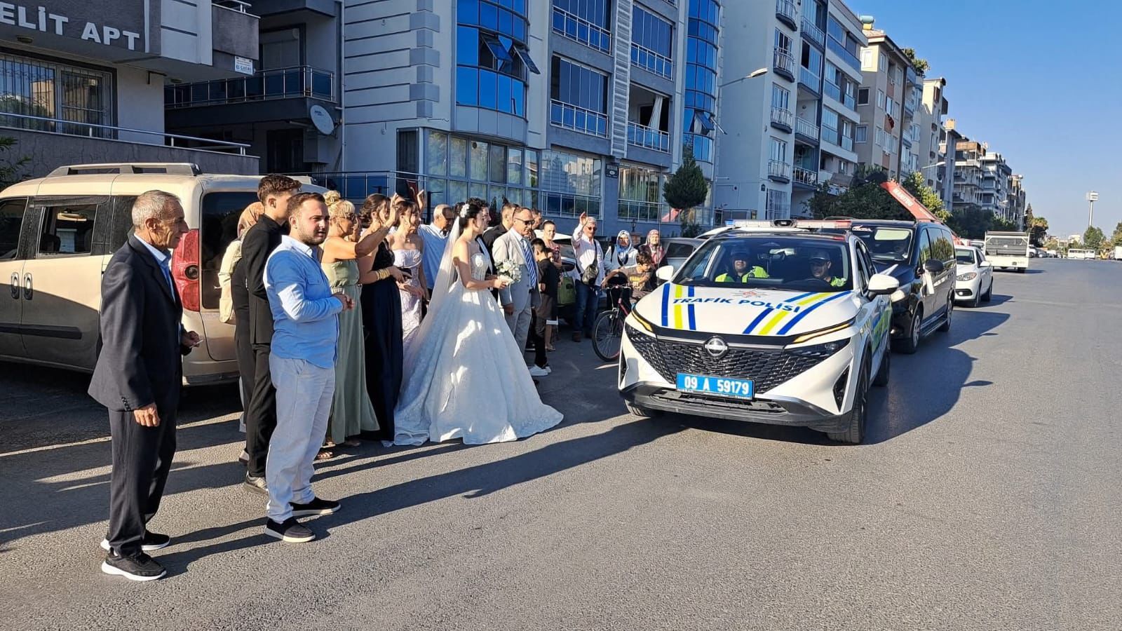 Aydın’da trafik polislerinden unutulmaz düğün sürprizi