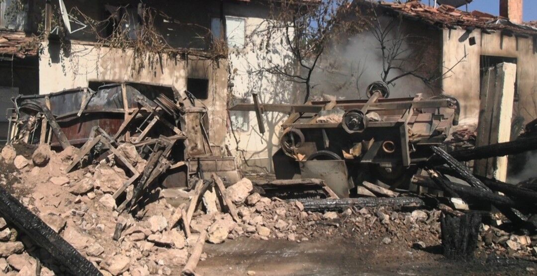 Park halindeki otomobil bomba gibi patladı! 3 ev kül oldu