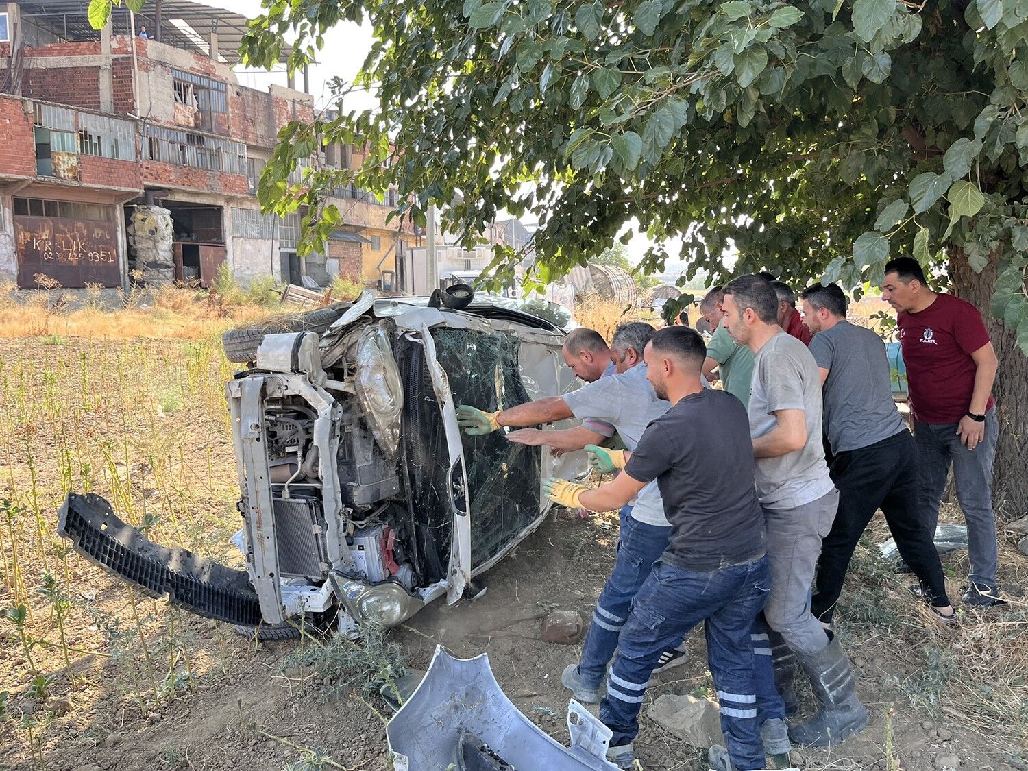 Torunuyla ölümden döndü: Bindikleri araç takla attı