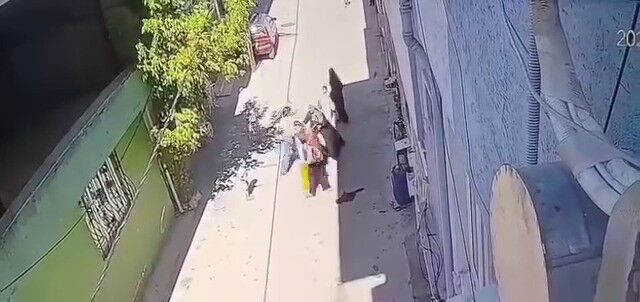 Sokak ortasında anneye dehşeti yaşattılar! Çocuğu annesinin çığlıklarıyla ağladı