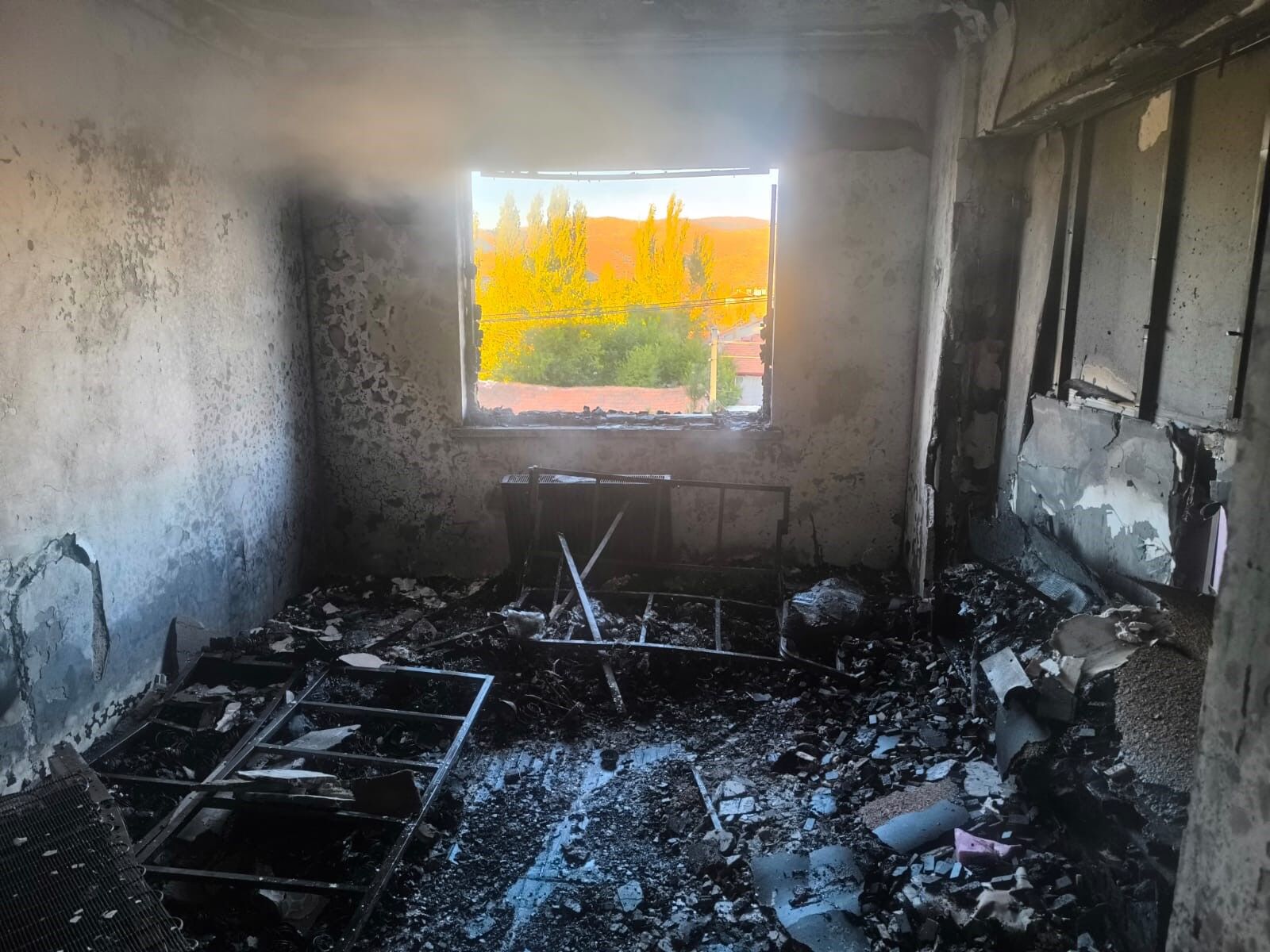 Alevlerden kaçmak isterken canından oldu! Balkondan atlayan yaşlı kadın öldü, 2 kişi yaralı