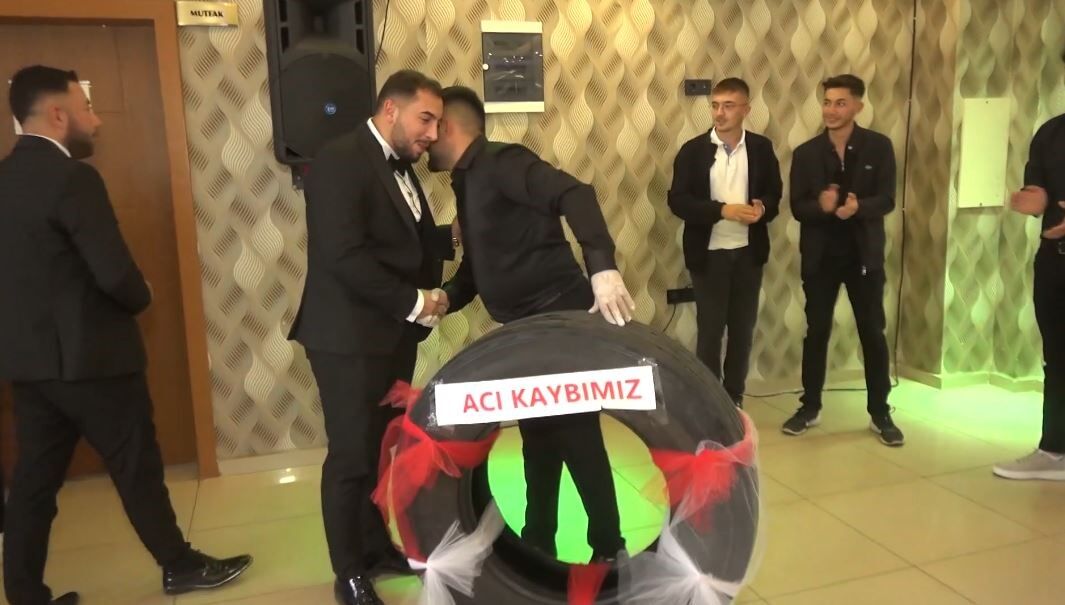 Düğünde damada öyle bir şey taktılar ki! Sürpriz hediye şaşkınlık yarattı