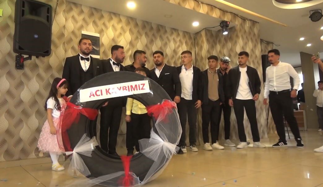 Düğünde damada öyle bir şey taktılar ki! Sürpriz hediye şaşkınlık yarattı