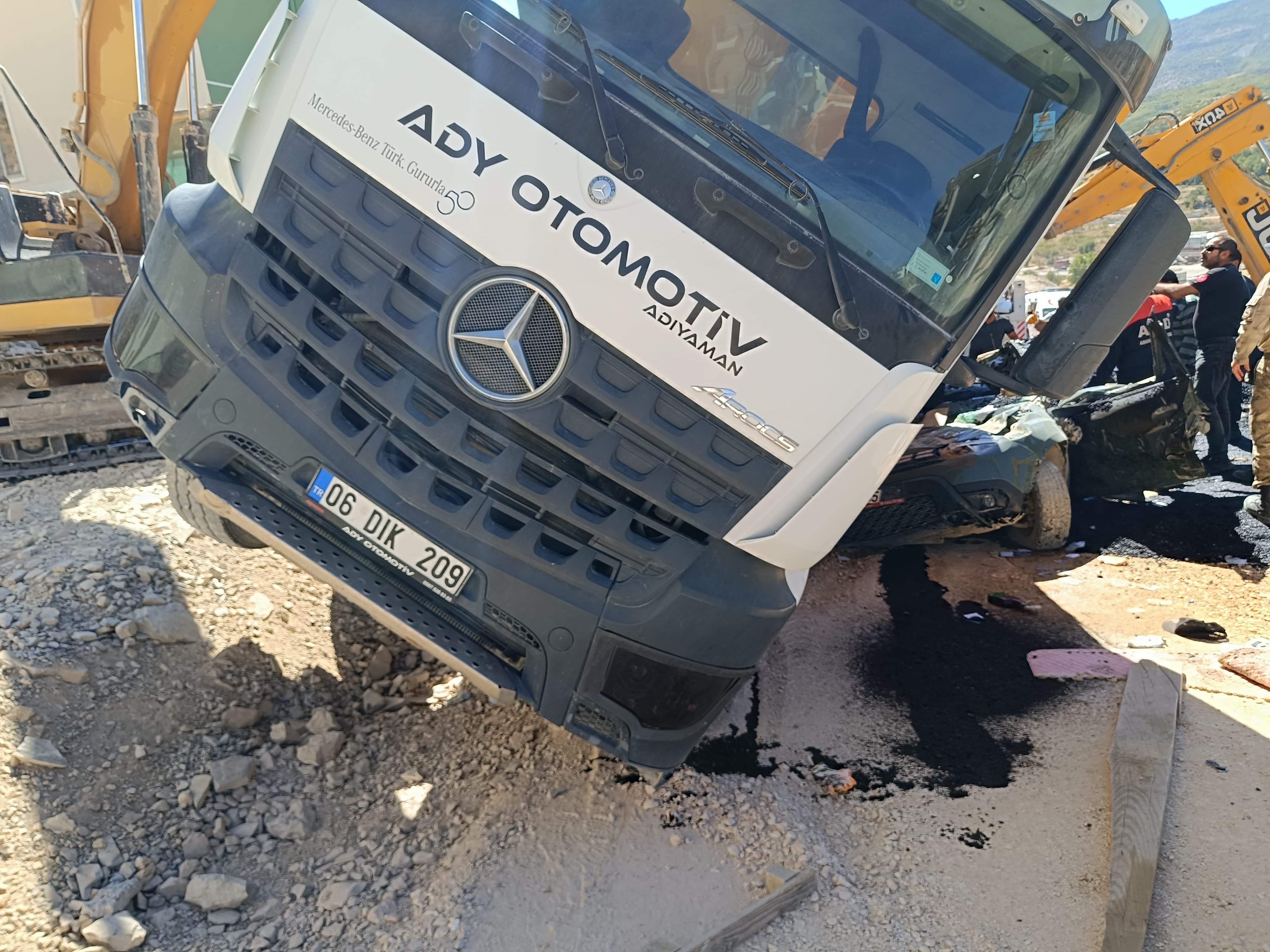 Kamyonun altında kalan sürücü feci şekilde can verdi