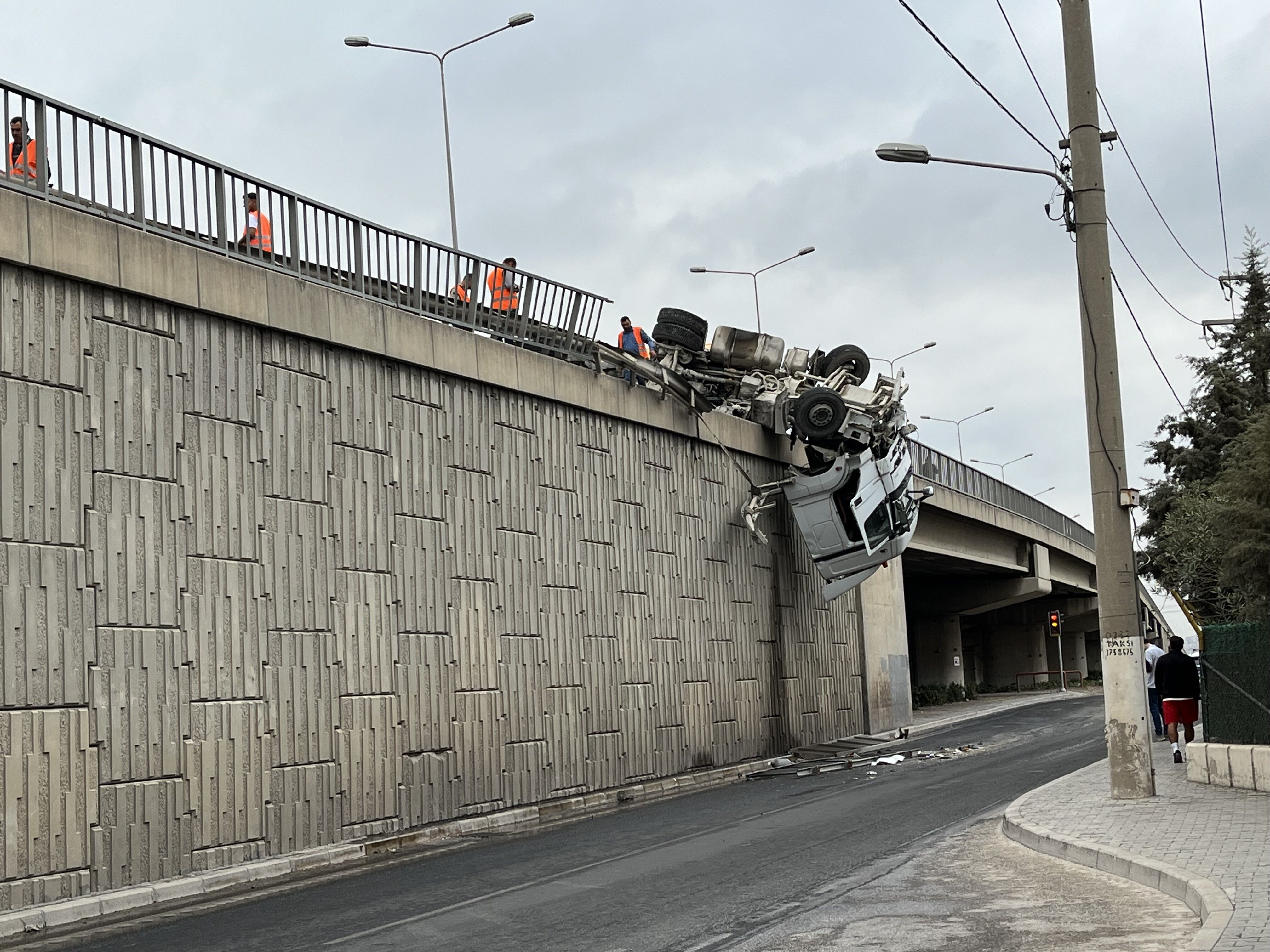 Taş yüklü tır viyadükte asılı kaldı! 8 metre yükseklikte sallandı