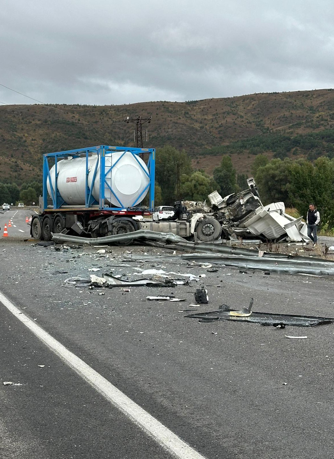 Karayolunda can pazarı! Otobüsle tır çarpıştı: 3’ü ağır 18 yaralı