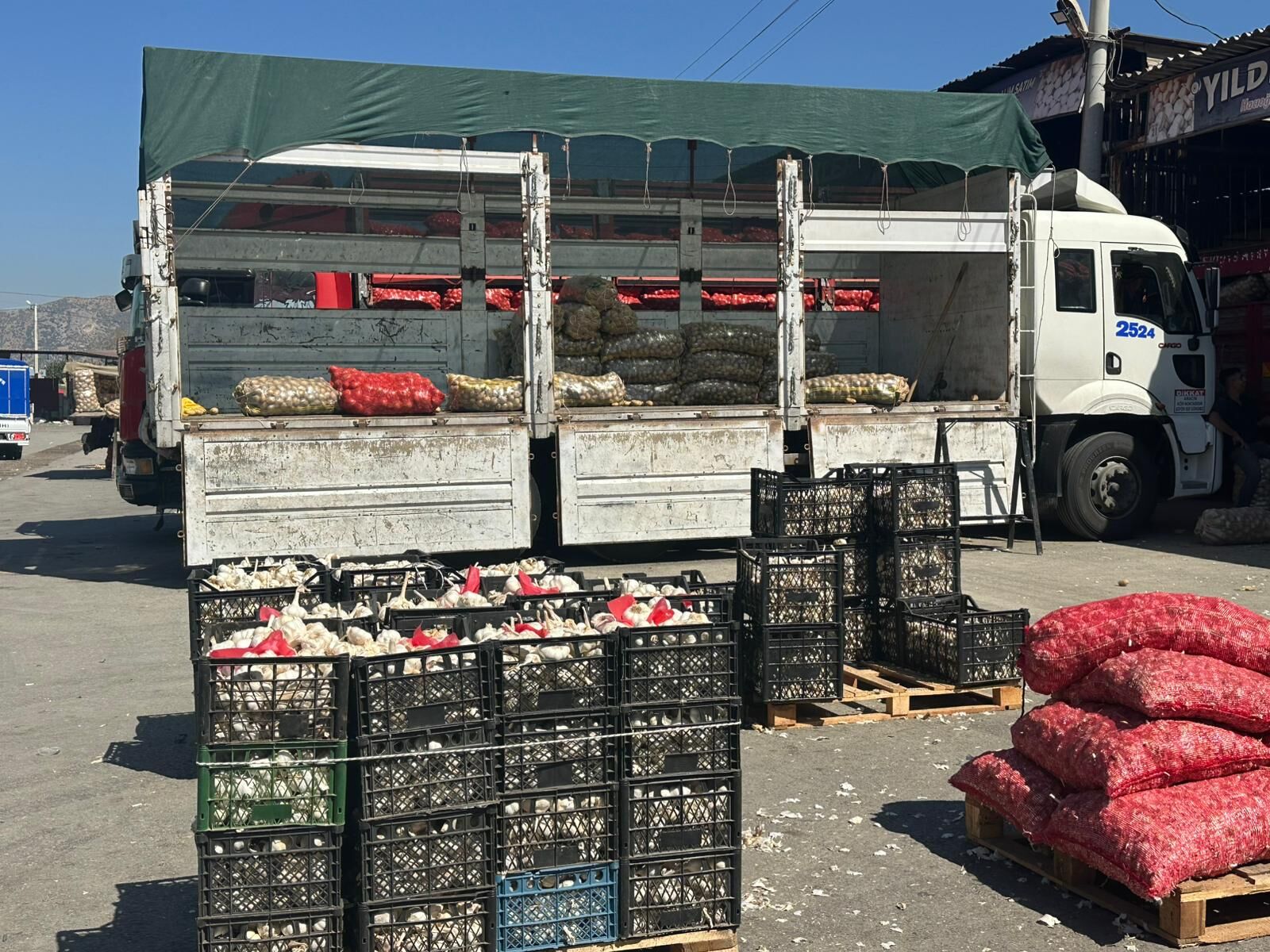 Acarlar’da hal esnafı dertli! Uykusuz esnaf sorunlarını anlattı