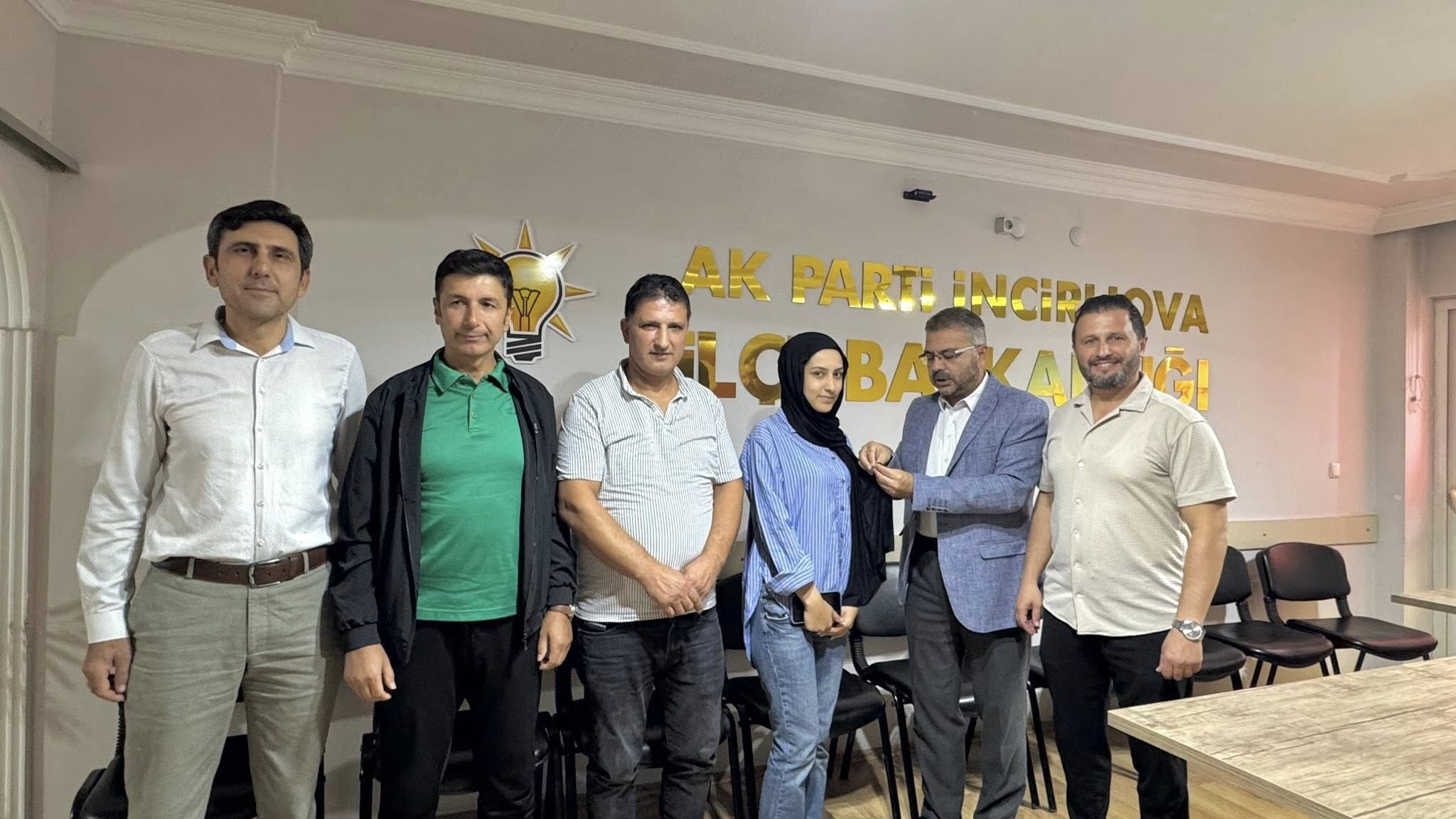 AK Partili Özmen İncirliova'da! Partiye katılan üyelere rozet taktı