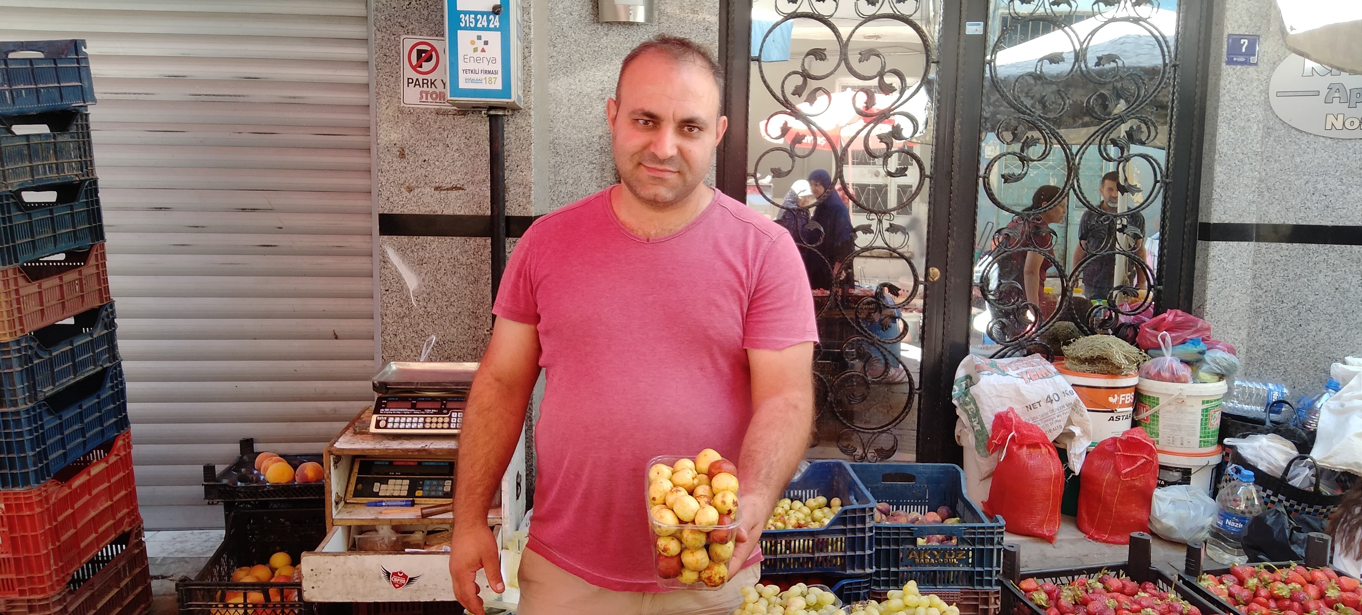 Aydın pazarında Çin hurması tezgaha konuldu