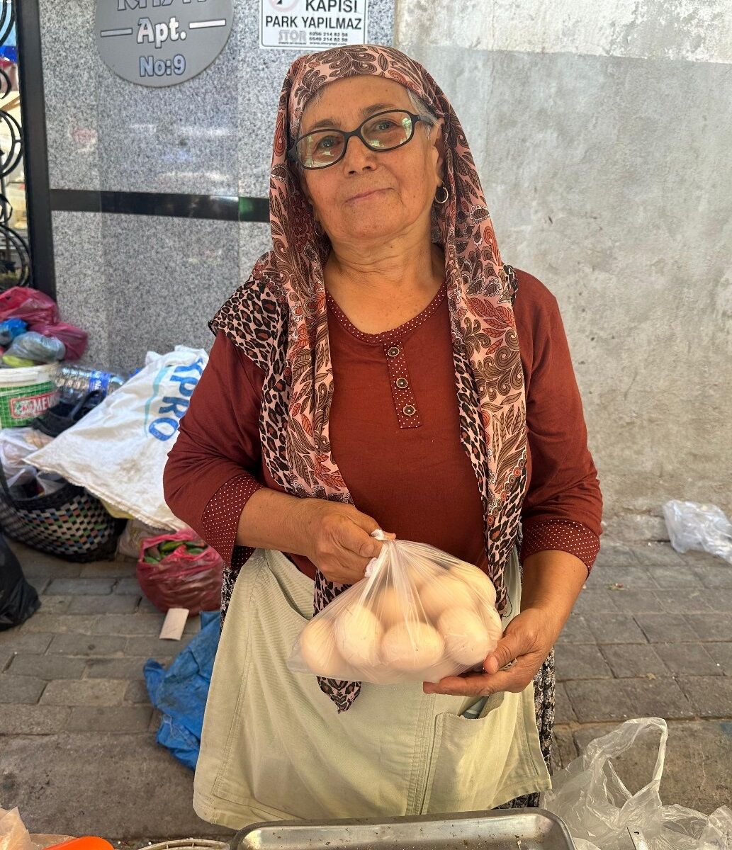 Aydınlı Fadime teyze pazarla hayata tutundu