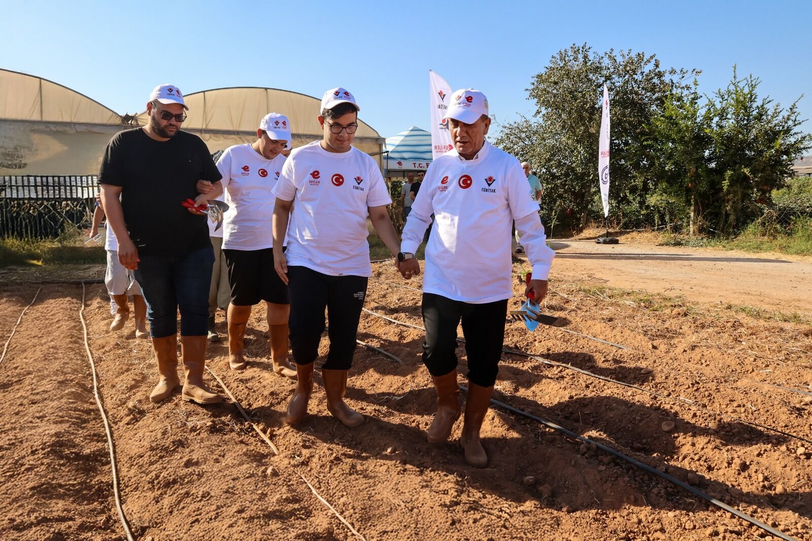 Baskan Yetiskin Ozel Bireylerle Tohumlari Toprakla Bulusturdu 600382 966F44317E0965C3B0E484397Dc2615B