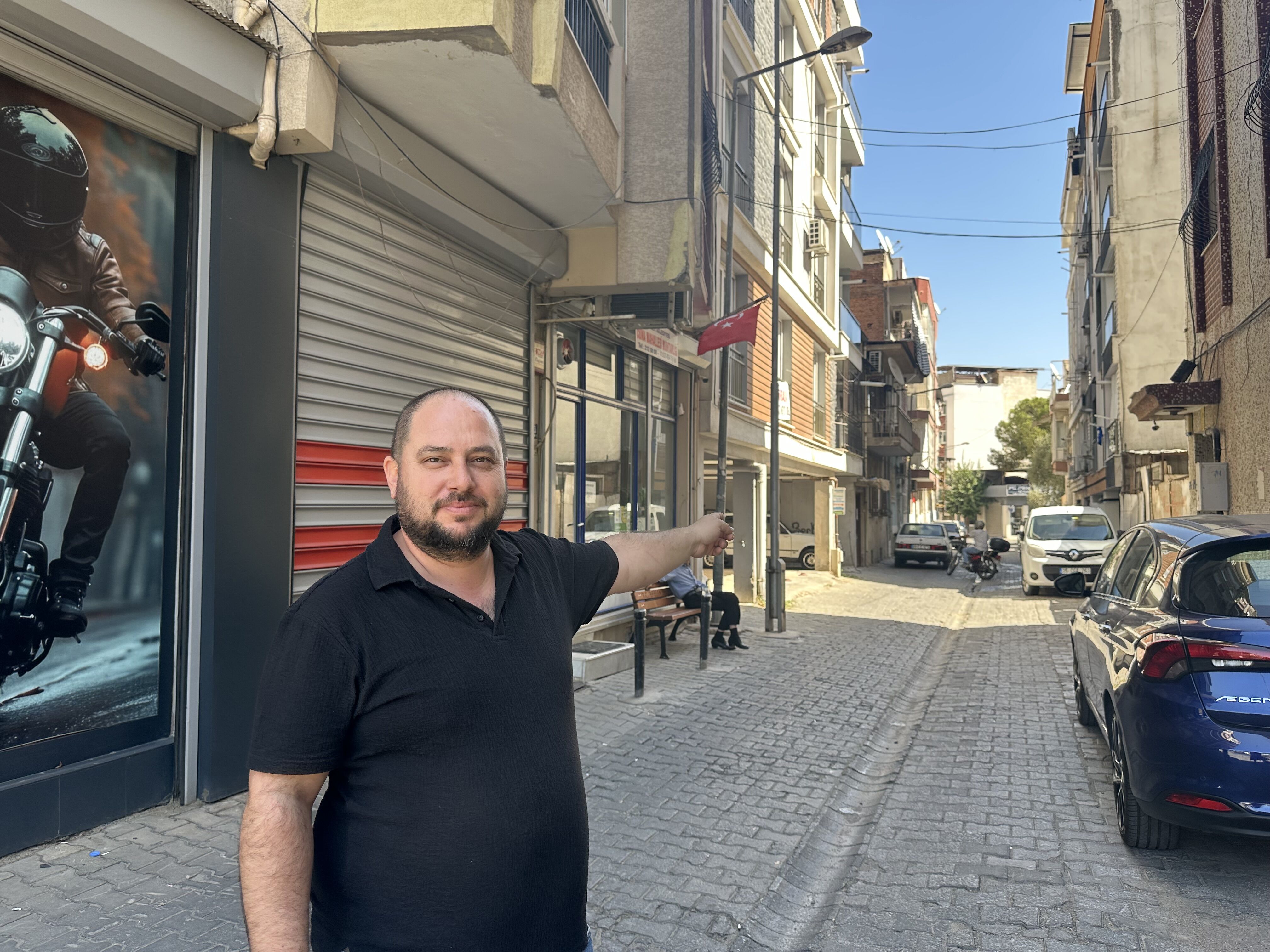 Kızını kazada kaybeden emekli polis, mahallesine yaya geçidi istedi