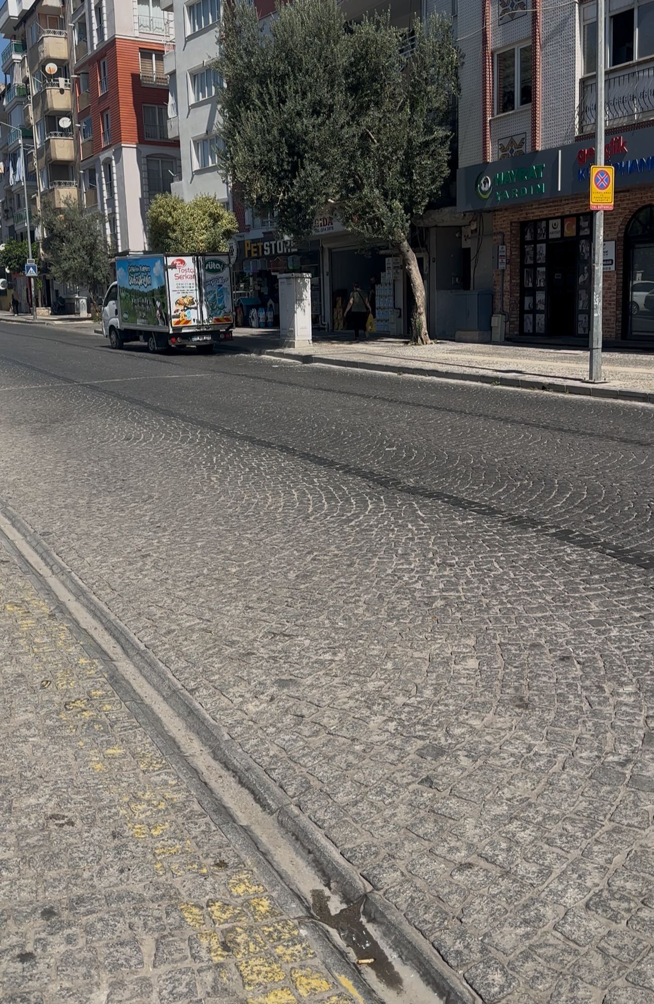 Kızını kazada kaybeden emekli polis, mahallesine yaya geçidi istedi