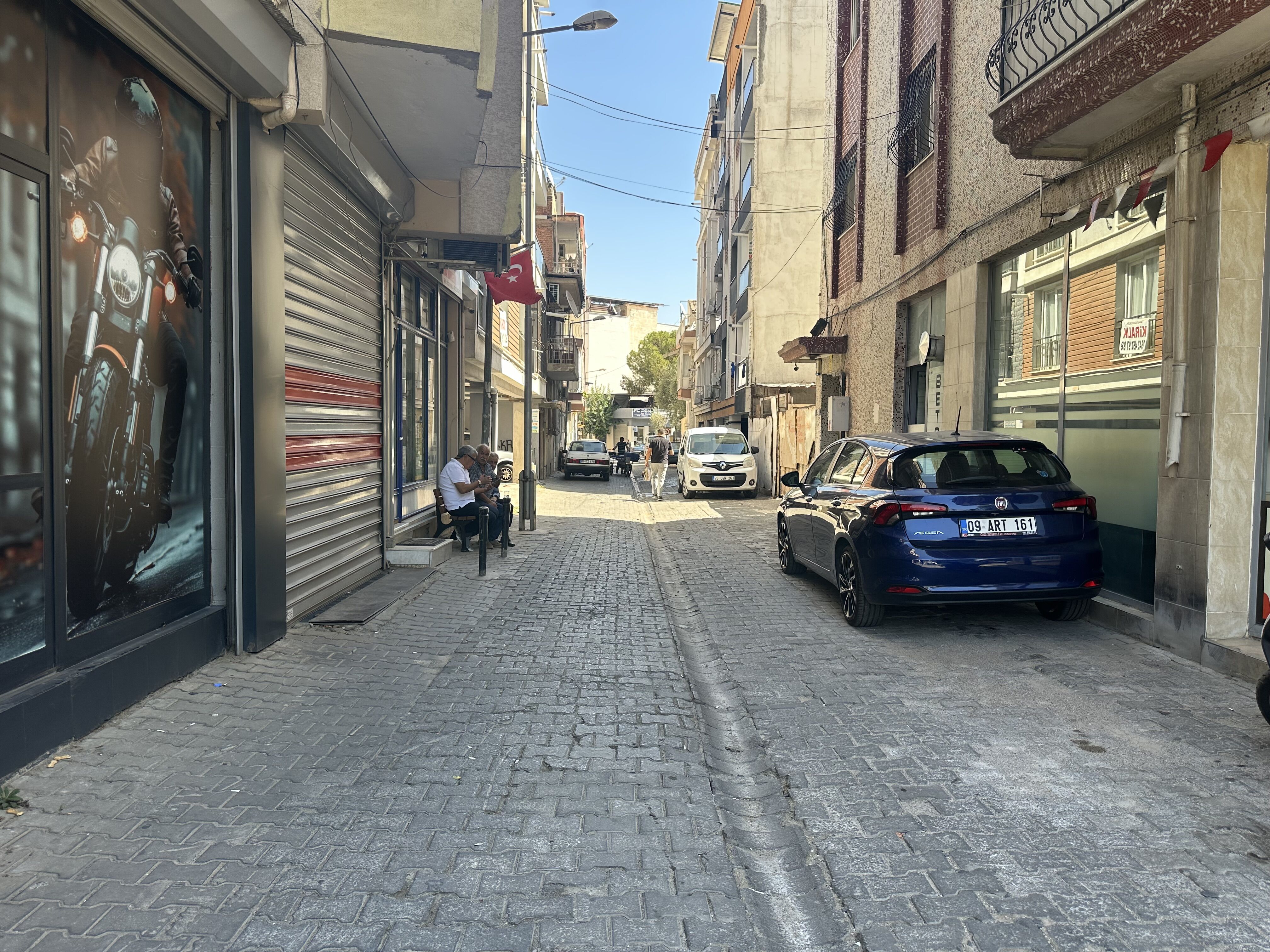 Kızını kazada kaybeden emekli polis, mahallesine yaya geçidi istedi
