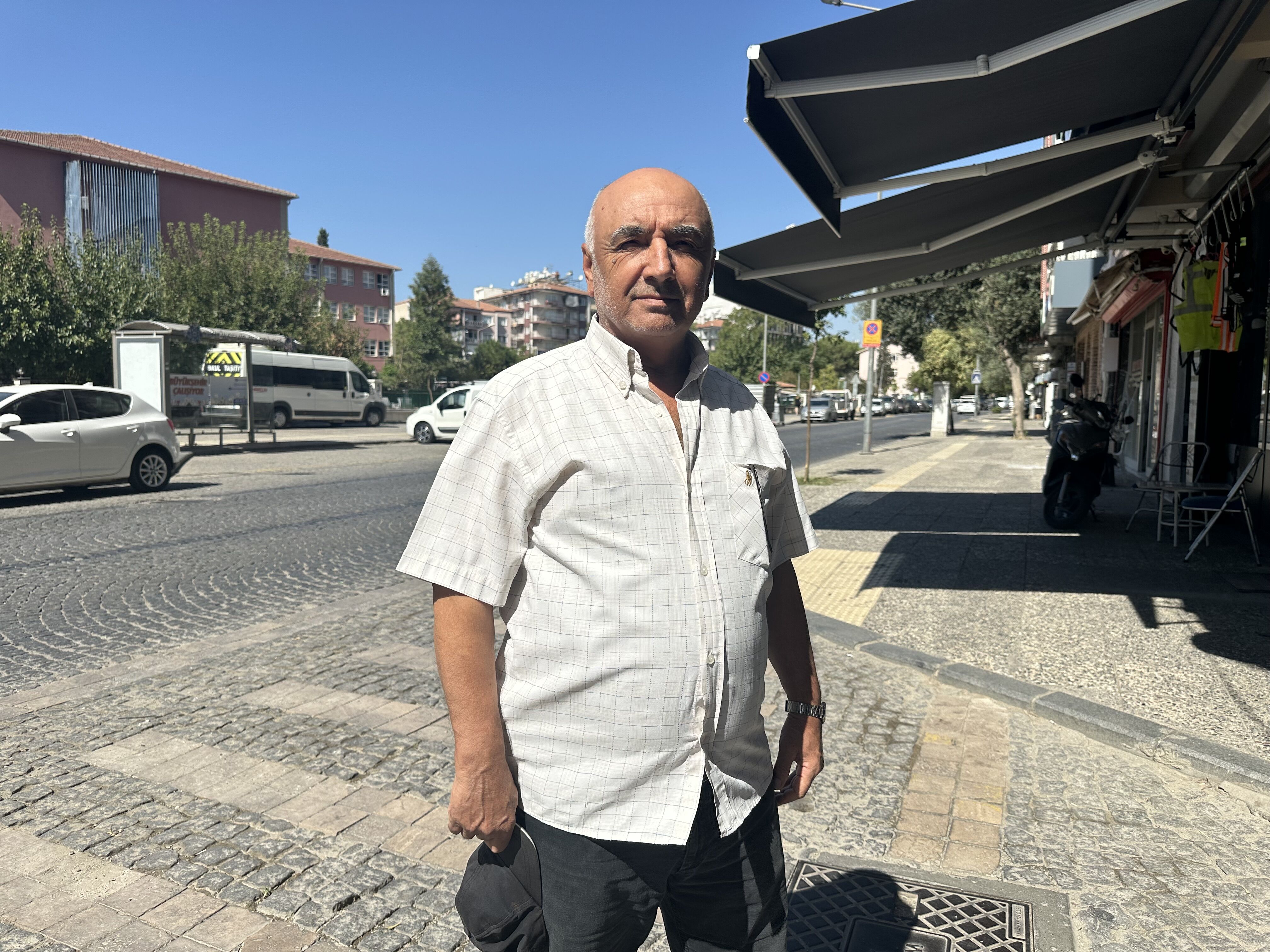 Kızını kazada kaybeden emekli polis, mahallesine yaya geçidi istedi