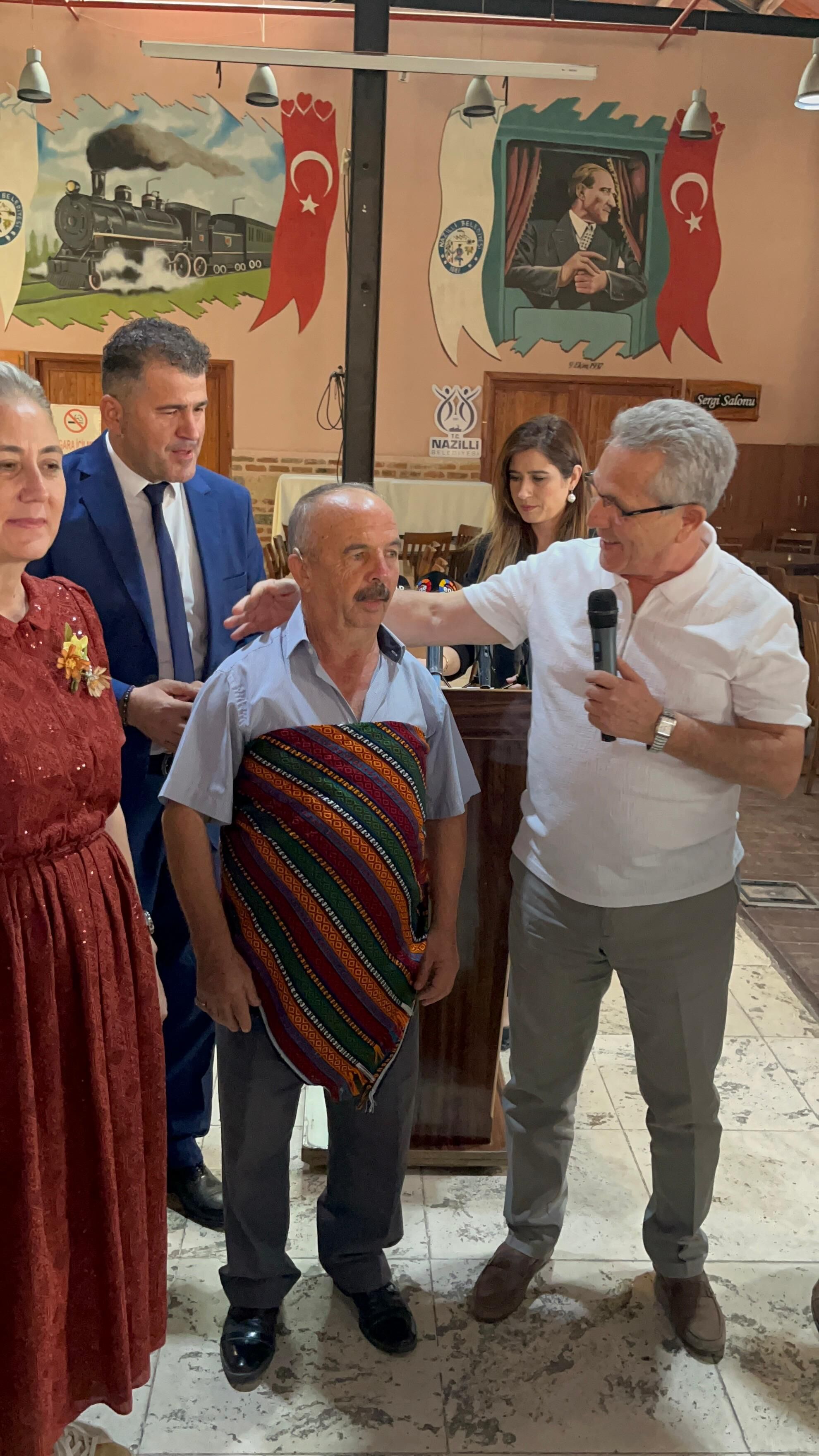 Nazilli’de 50 yıllık berbere şed kuşatıldı