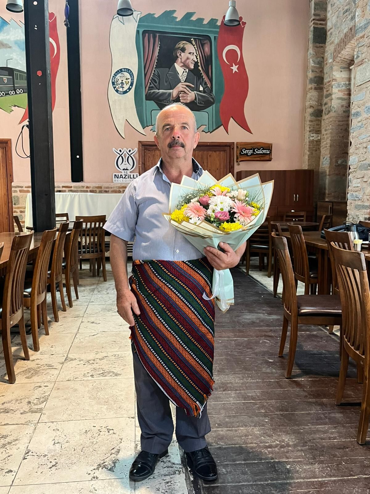 Nazilli’de 50 yıllık berbere şed kuşatıldı