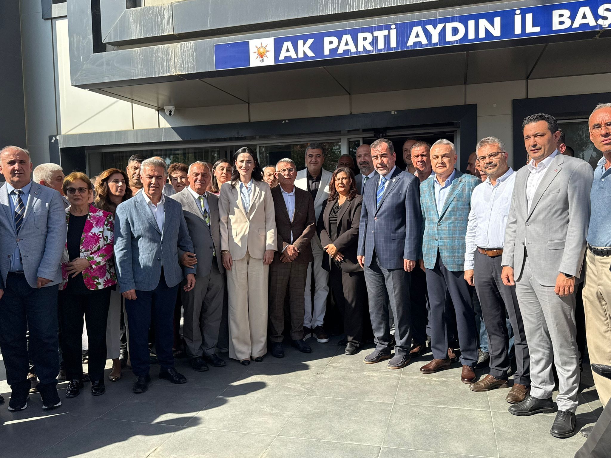 Çerçioğlu’ndan AK Parti İl Binası’nda ilk mesaj: “Onlar konuşur, biz hizmet yaparız”