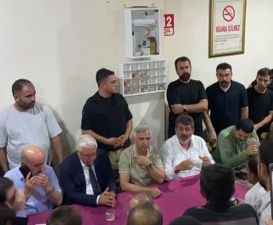 Çocuğun başına gelenler mahalleyi ayaklandırdı! Vali öfkeli kalabalığı ikna etmeye çalıştı