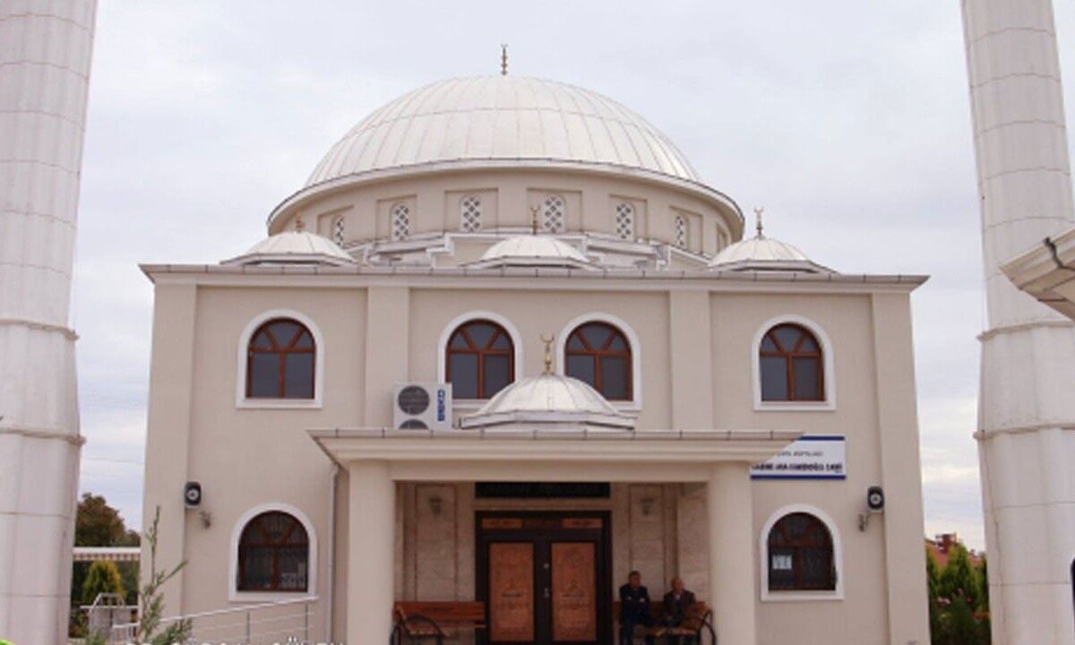 Camiye şortla girip uyuyanlardan dayak yedi! Çılgına dönen müezzin kurşun yağdırdı
