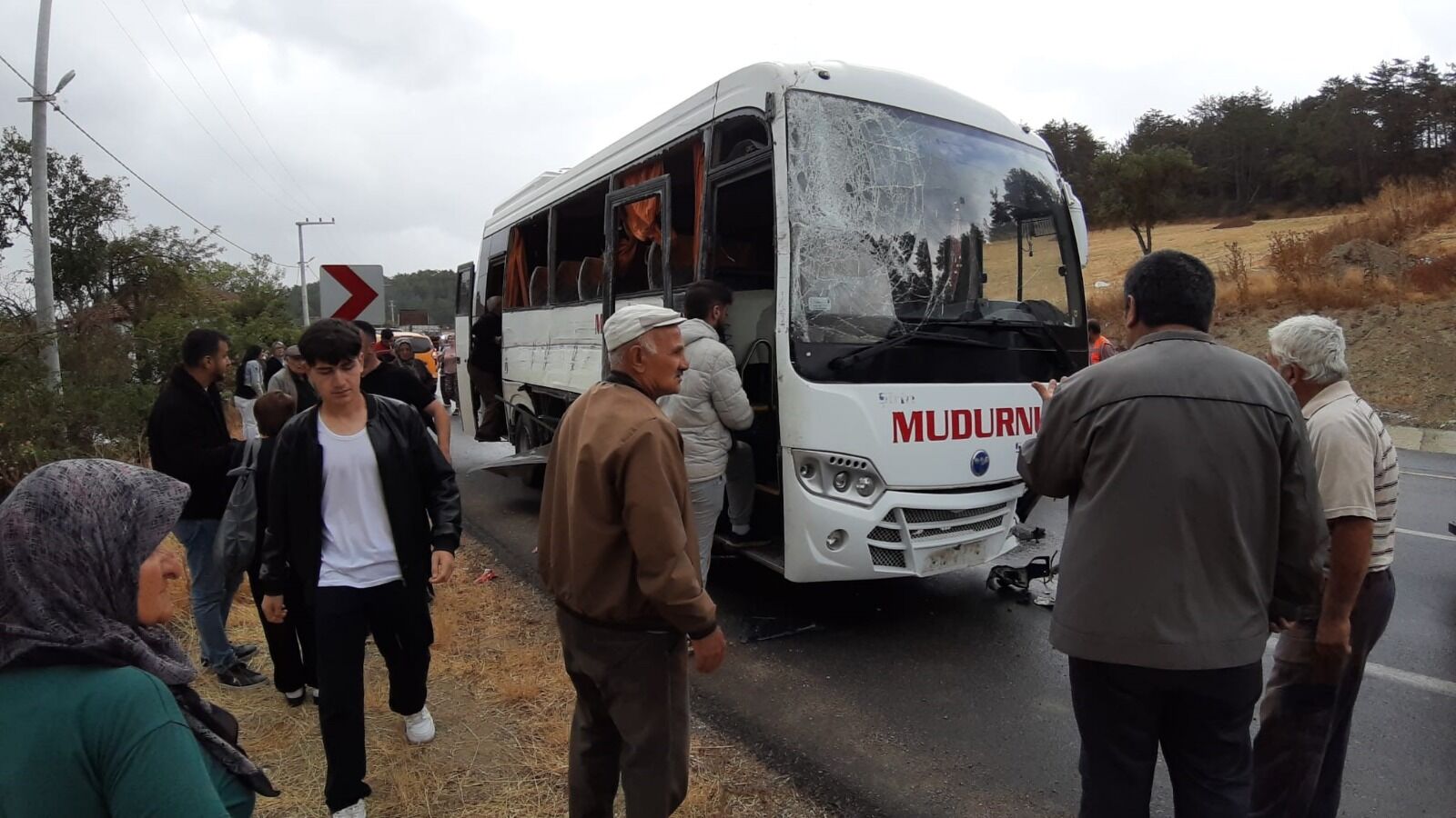 Karayolunda ortalık savaş alanına döndü! 10 kişi yaralandı