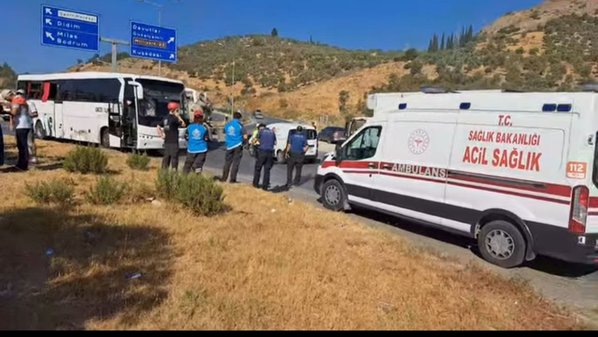 Aydın’da feci kaza! Gezi otobüsüyle kamyon çarpıştı