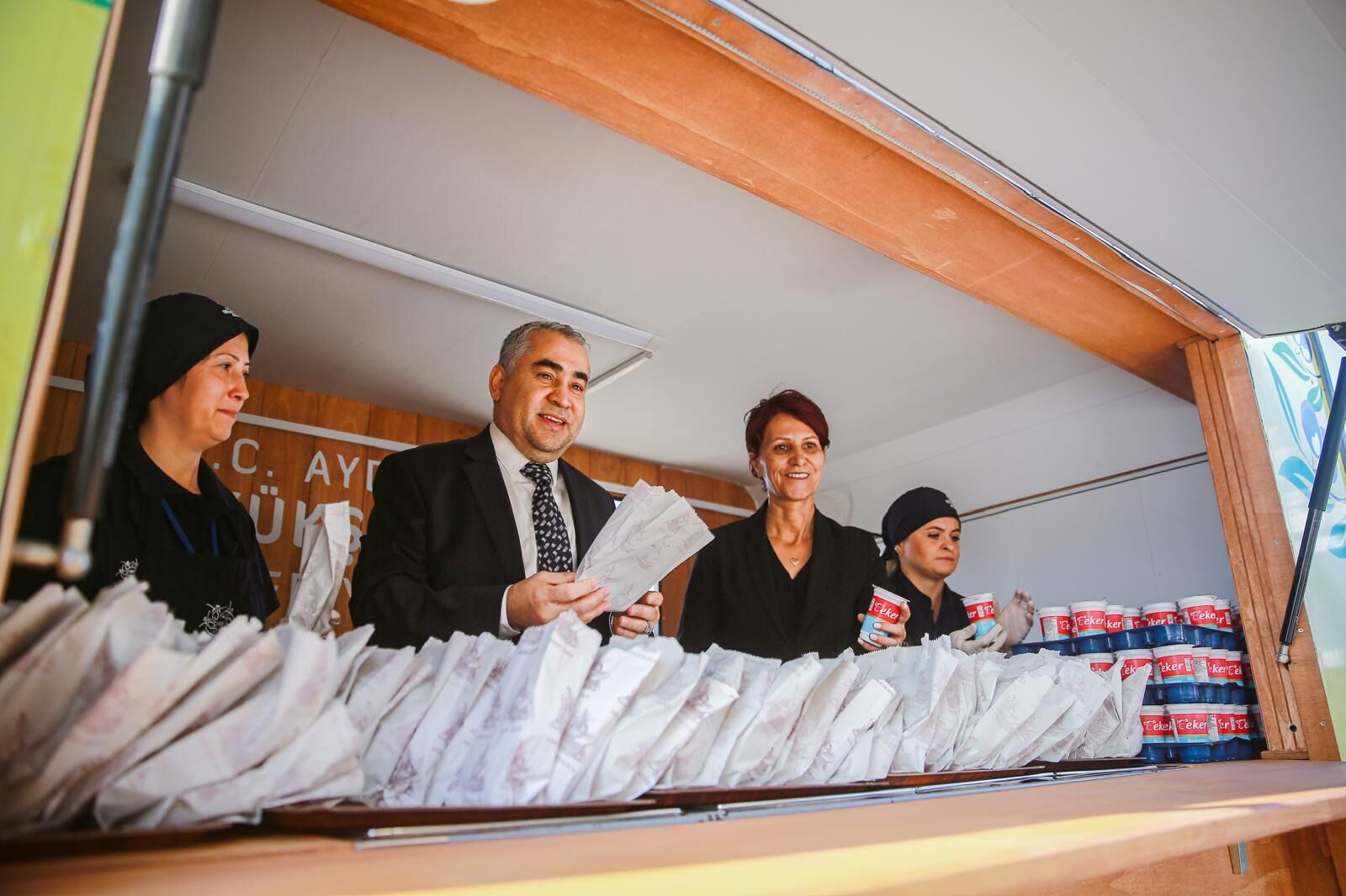 ADÜ ve Büyükşehir'den öğrencilere simit ayran ikramı