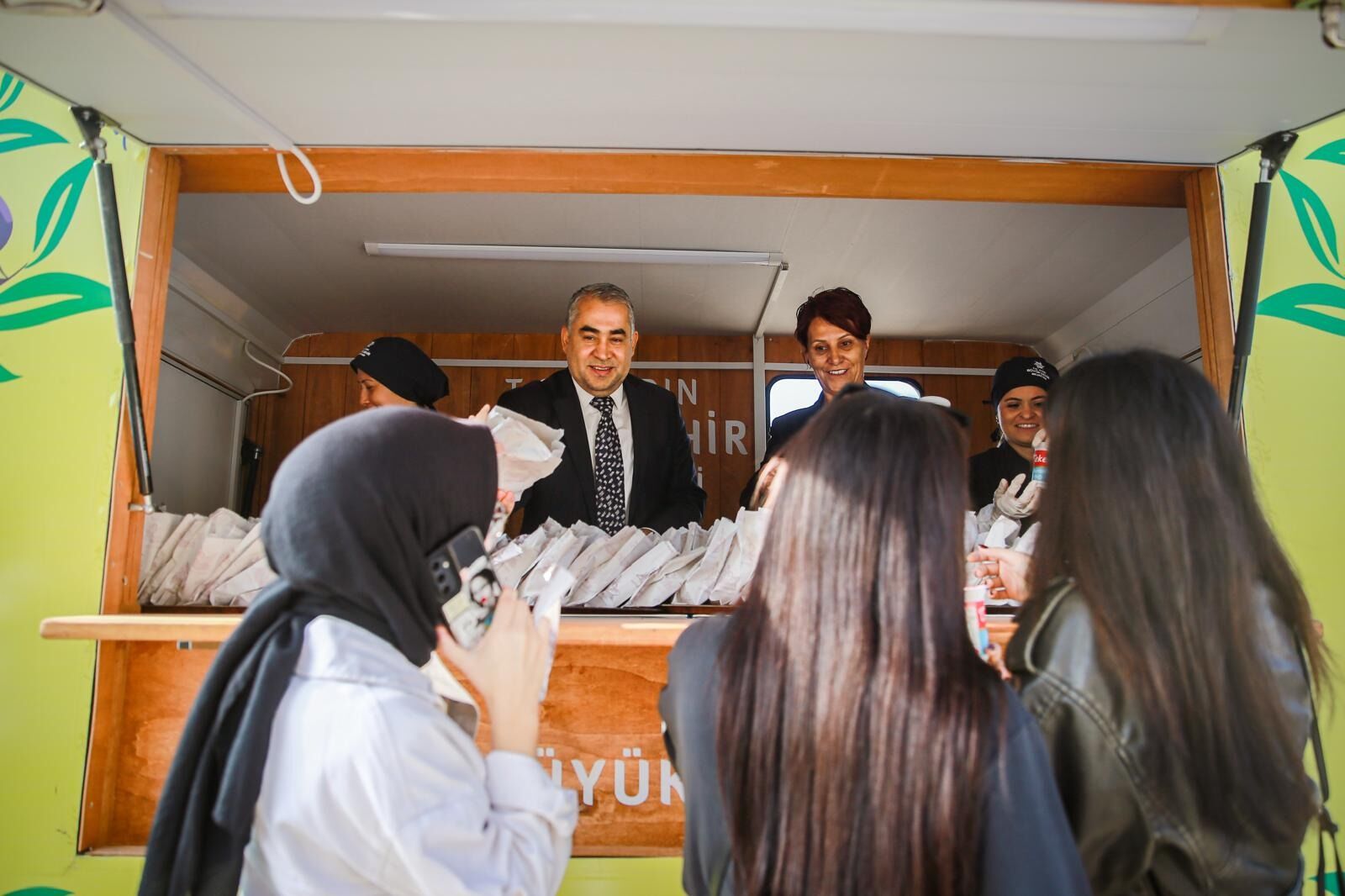 ADÜ ve Büyükşehir'den öğrencilere simit ayran ikramı